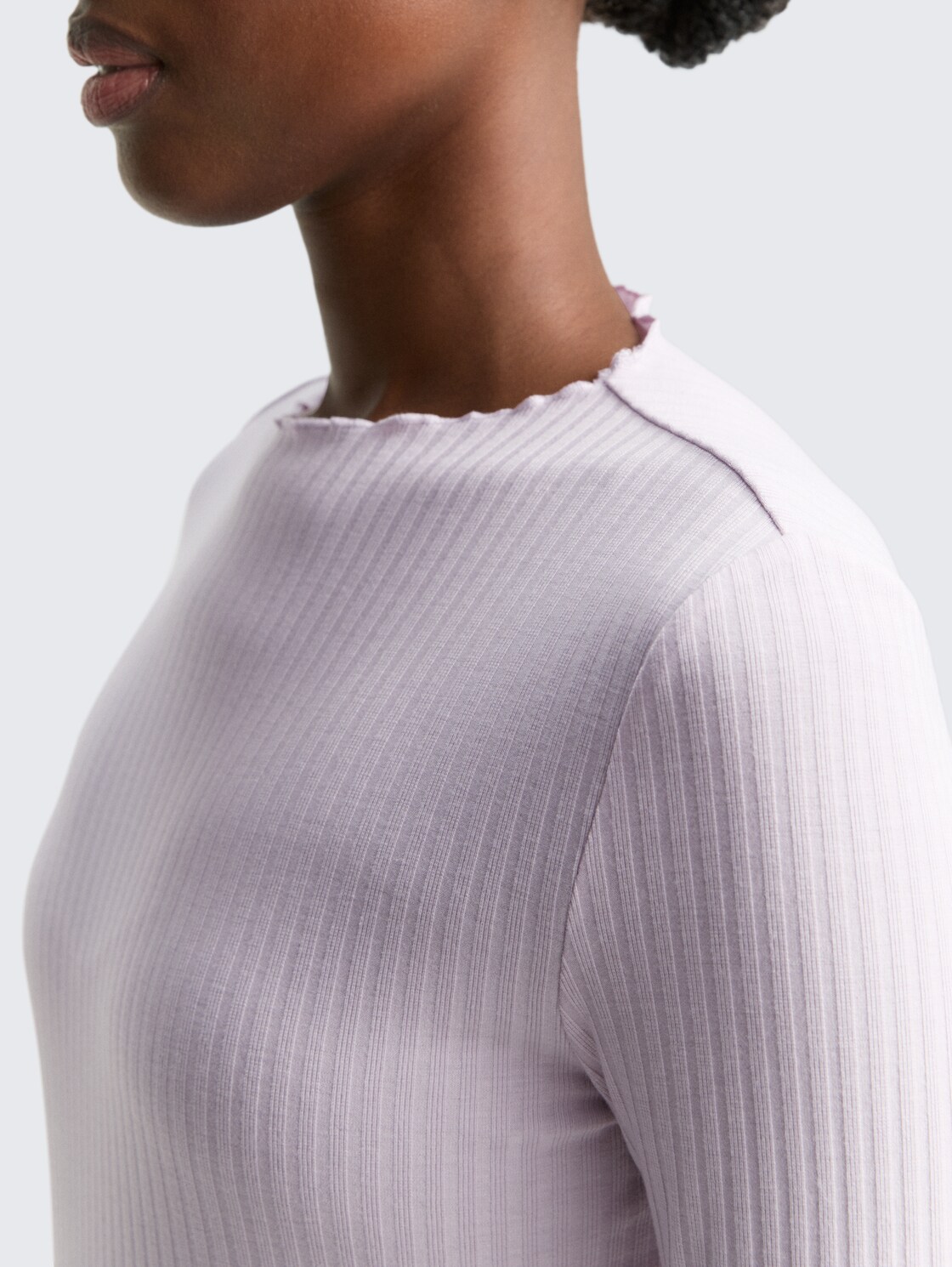 Ripp Langarmshirt mit Stehkragen - lilac fog - Detail-Model-Ansicht