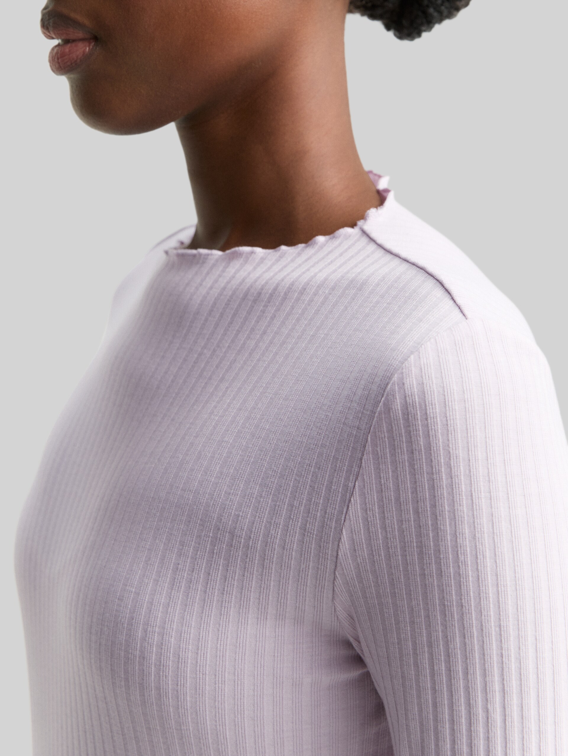 Ribbed long-sleeved shirt with stand-up collar - lilac fog - Detail model view
