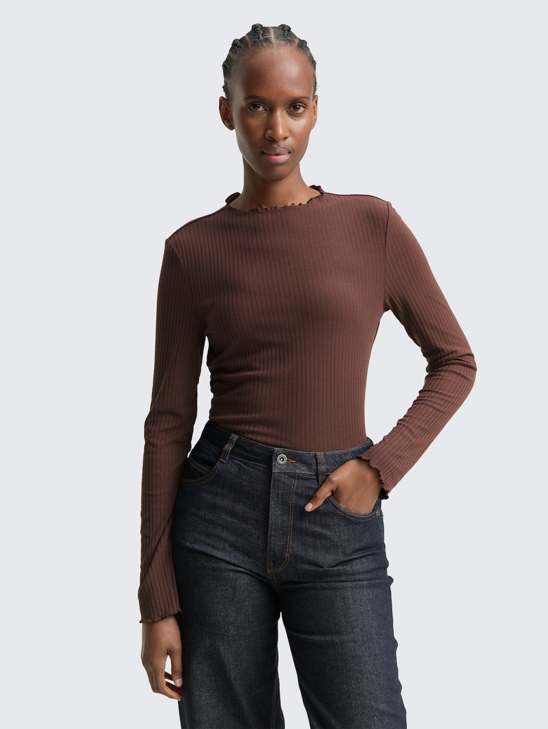 Ripp Langarmshirt mit Stehkragen - soft chocolate brown - Ausschnitt Model-Vorderansicht