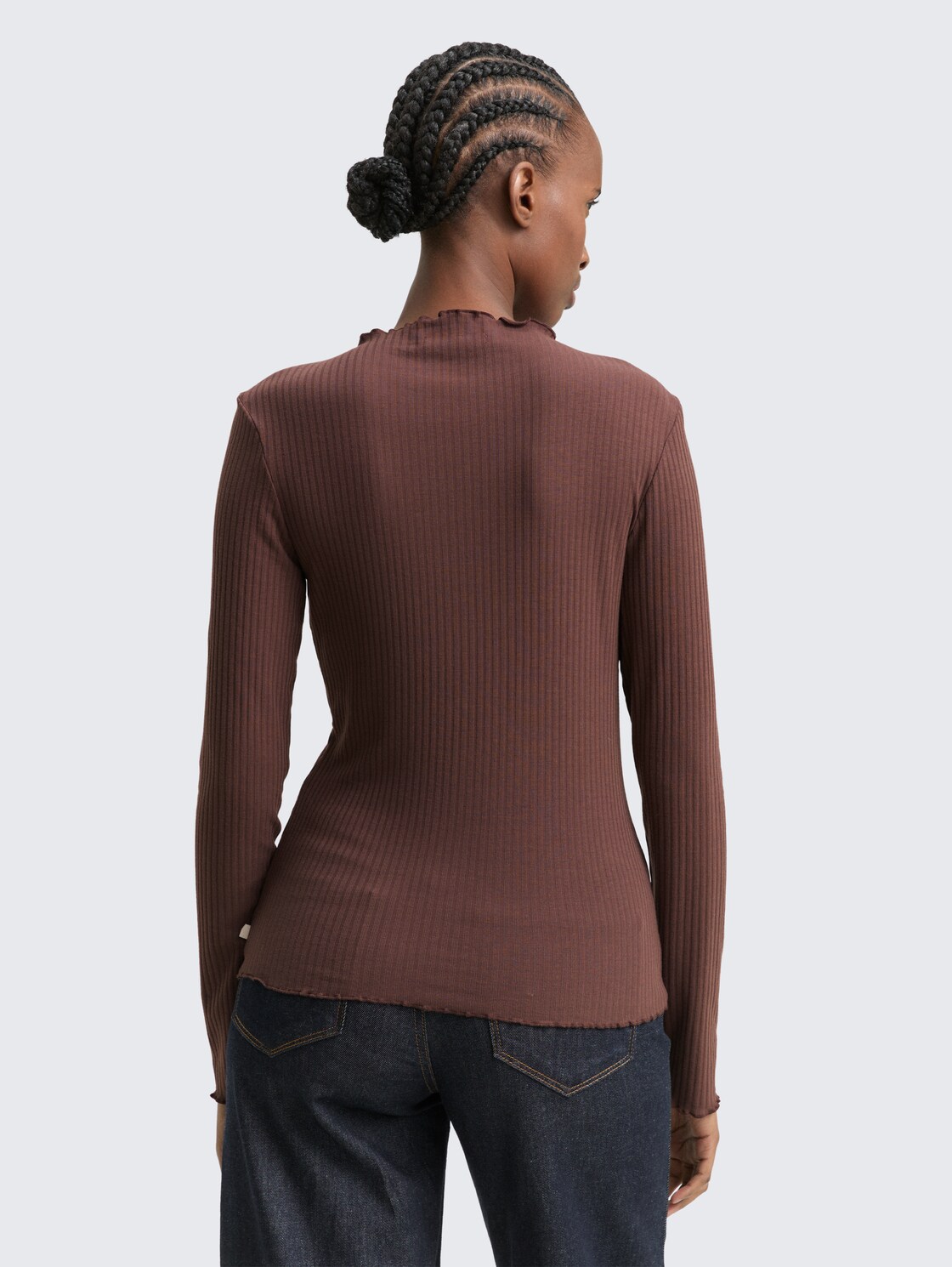 Ripp Langarmshirt mit Stehkragen - soft chocolate brown - Auschnitt Model-Rückansicht