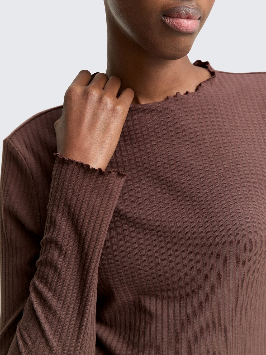 Ripp Langarmshirt mit Stehkragen - soft chocolate brown - Detail-Model-Ansicht