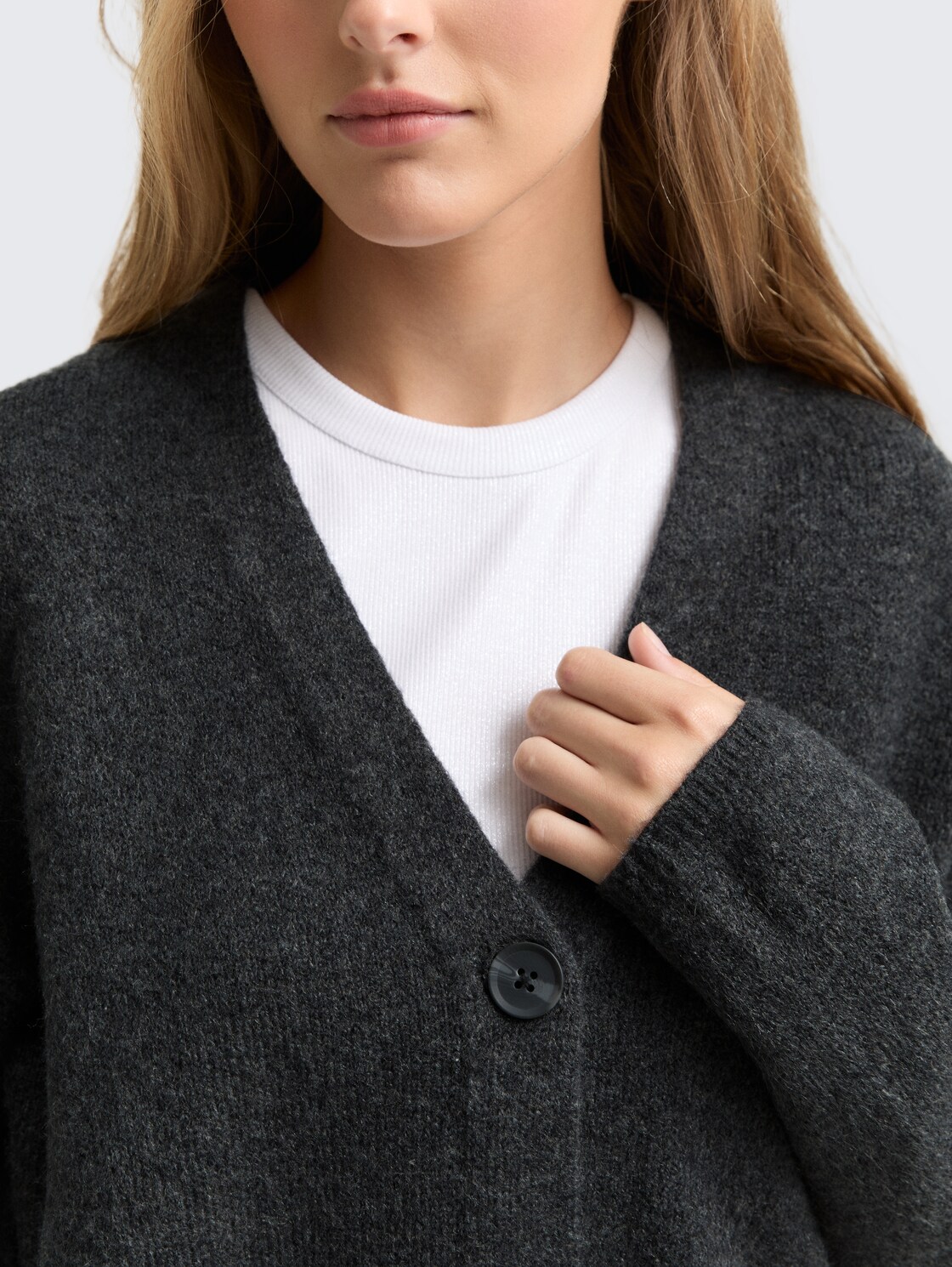 Cardigan mit V-Ausschnitt - Shale Grey Melange - Detail-Model-Ansicht