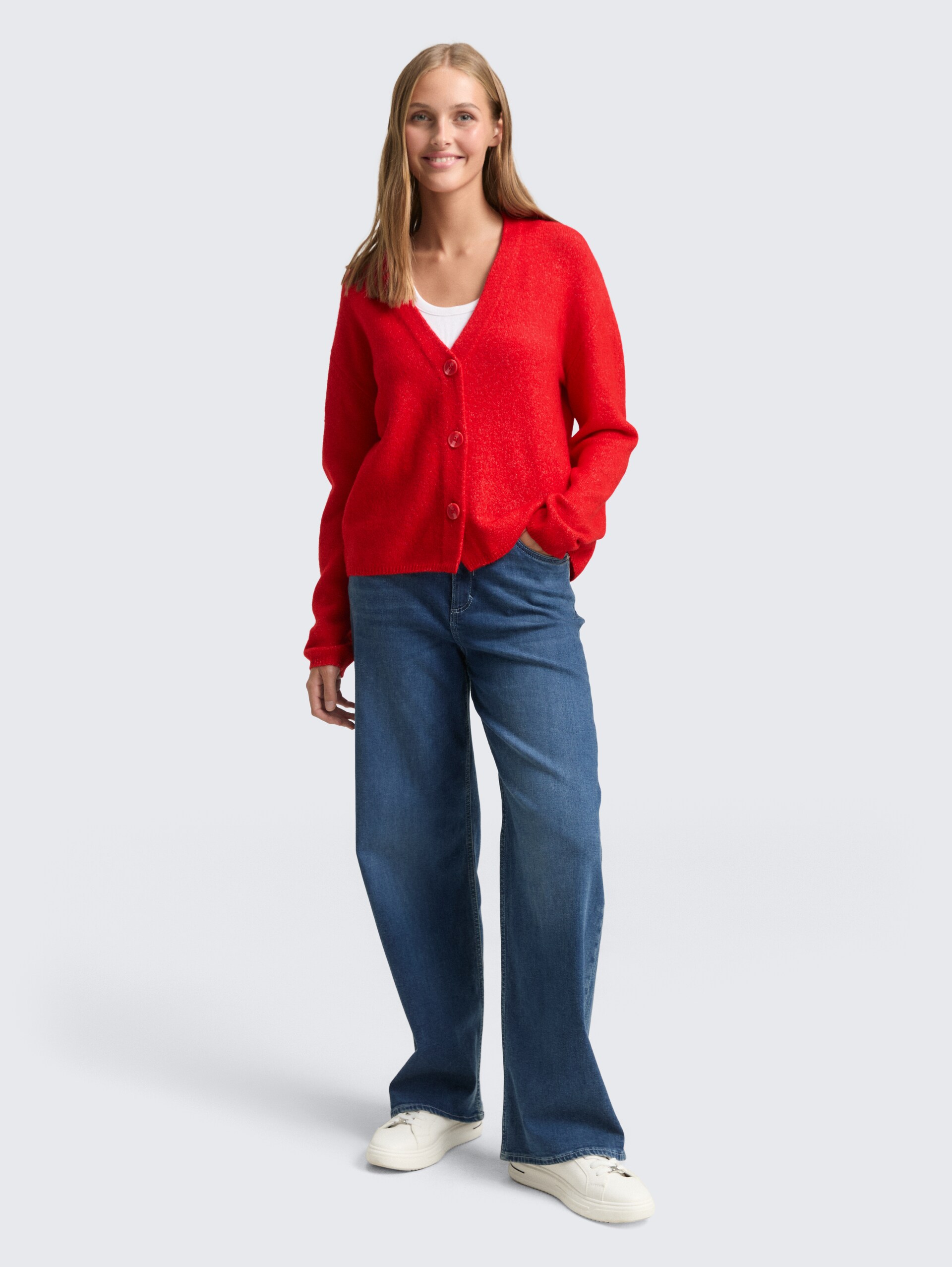 Cardigan mit V-Ausschnitt - brilliant red - Model-Vorderansicht