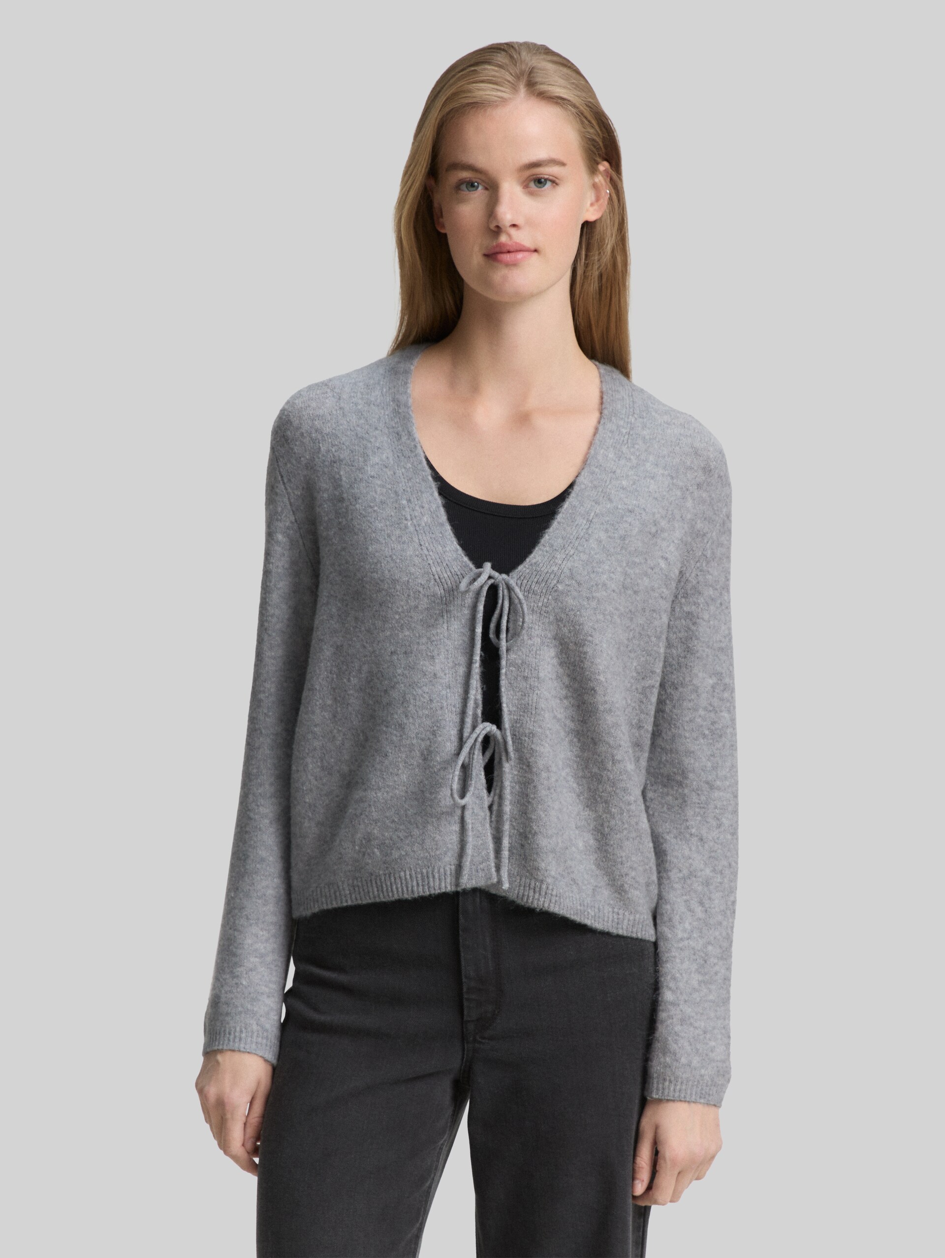 Vest met strikdetails - Cement Grey Mélange - Nek model vooraanzicht