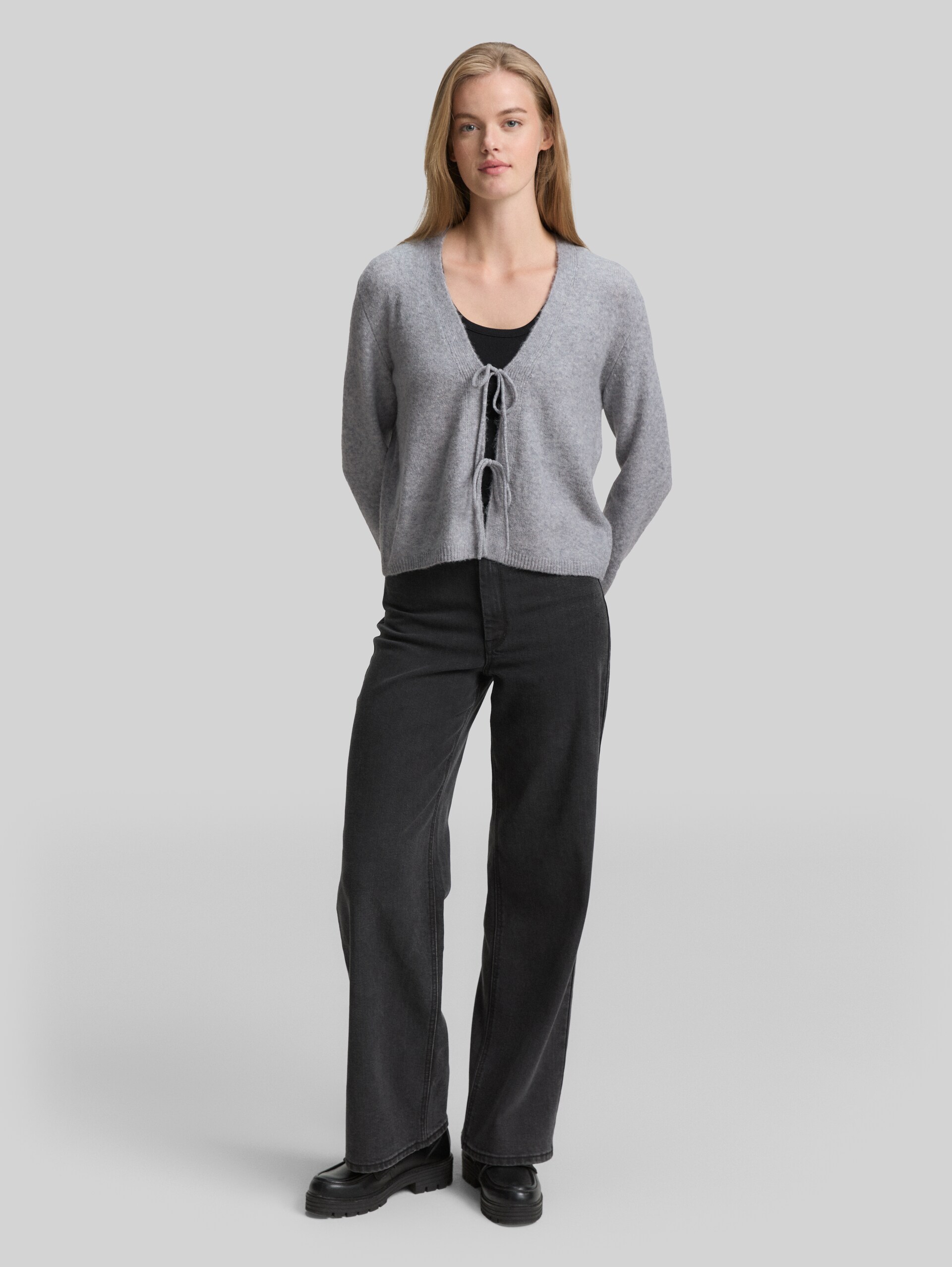 Vest met strikdetails - Cement Grey Mélange - Model vooraanzicht