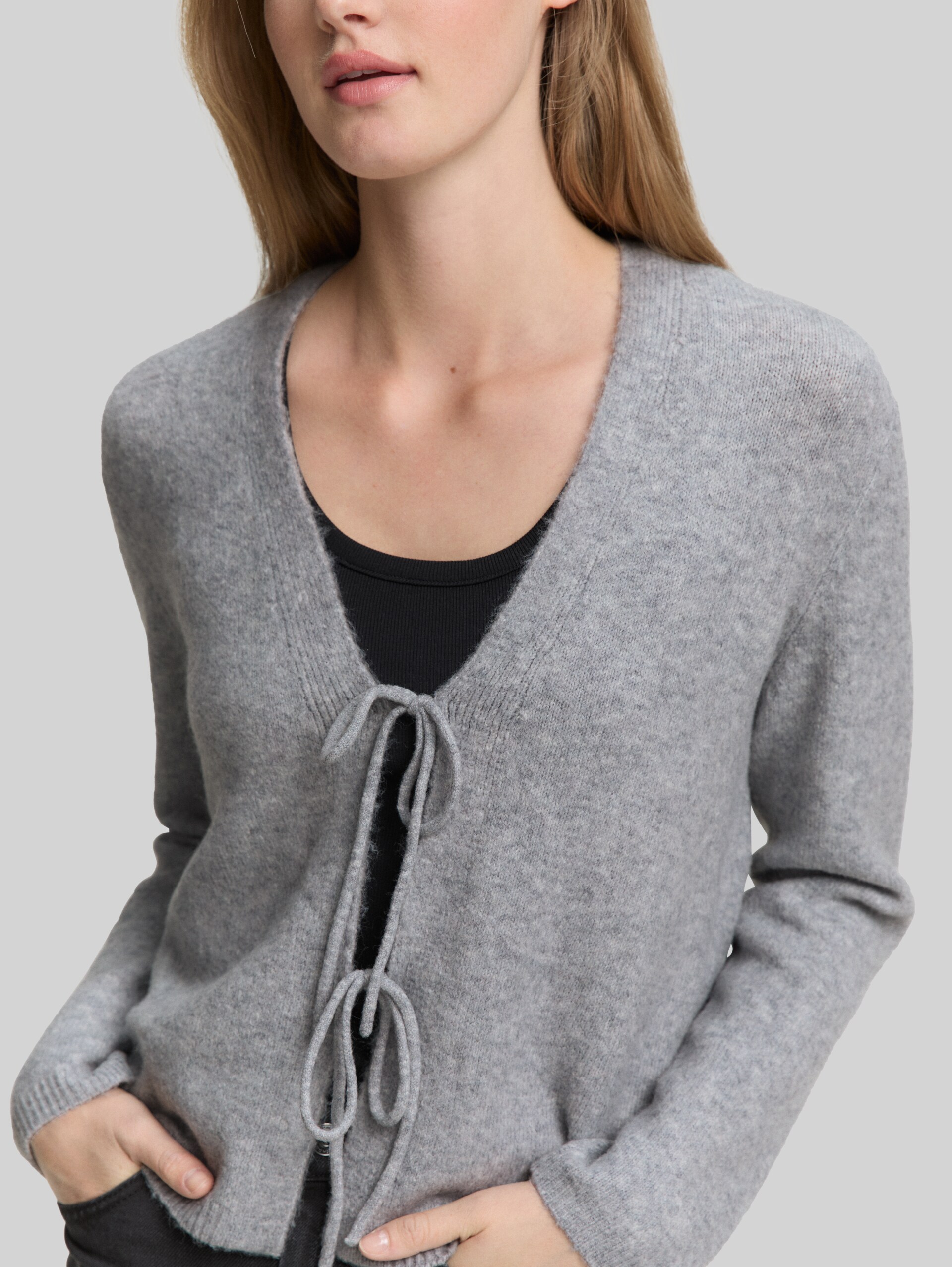 Vest met strikdetails - Cement Grey Mélange - Detailaanzicht model