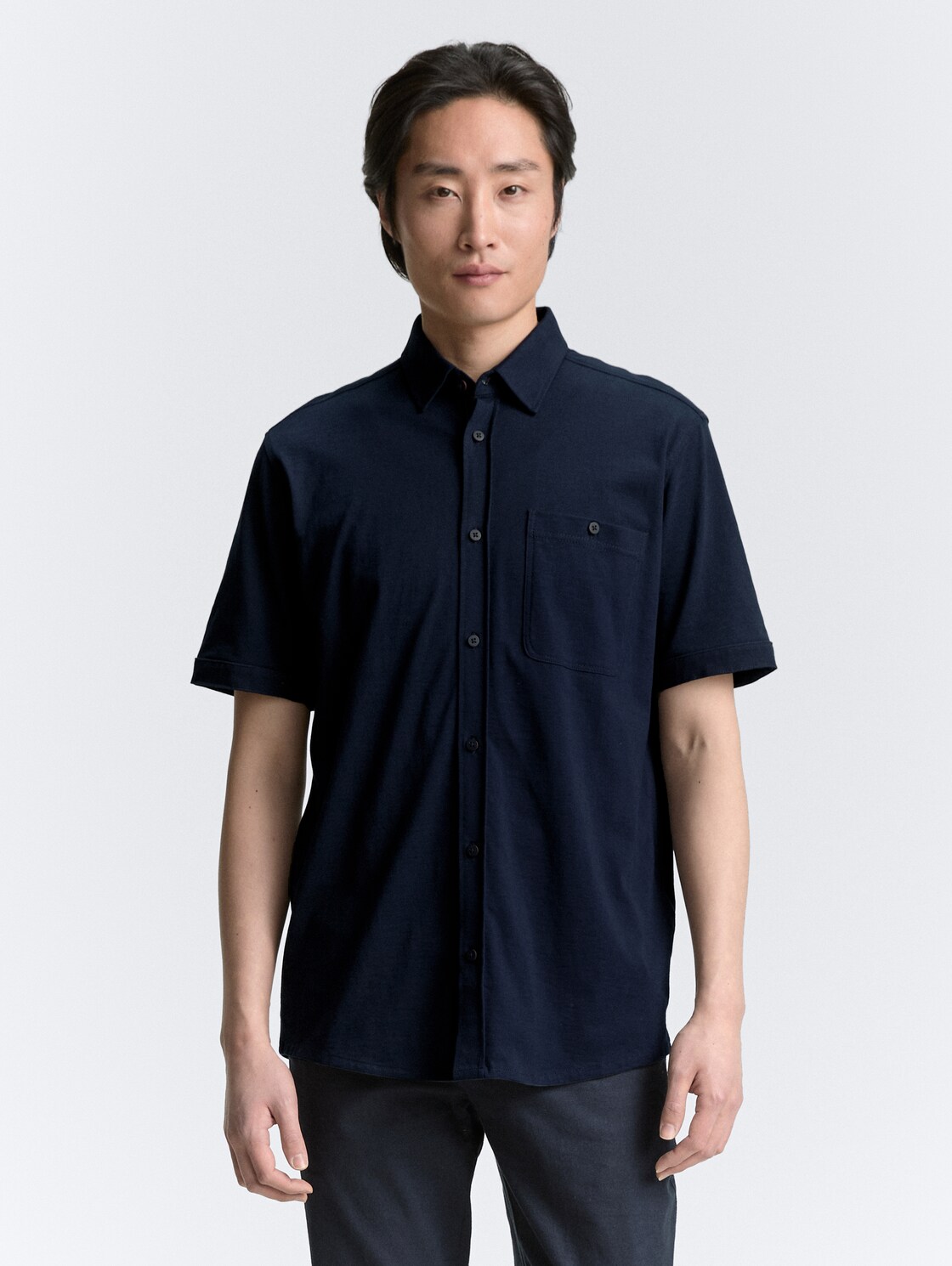 Regular Fit Kurzarmhemd aus Baumwolle - sky captain blue - Ausschnitt Model-Vorderansicht