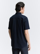 Regular Fit Kurzarmhemd aus Baumwolle - sky captain blue - Auschnitt Model-Rückansicht