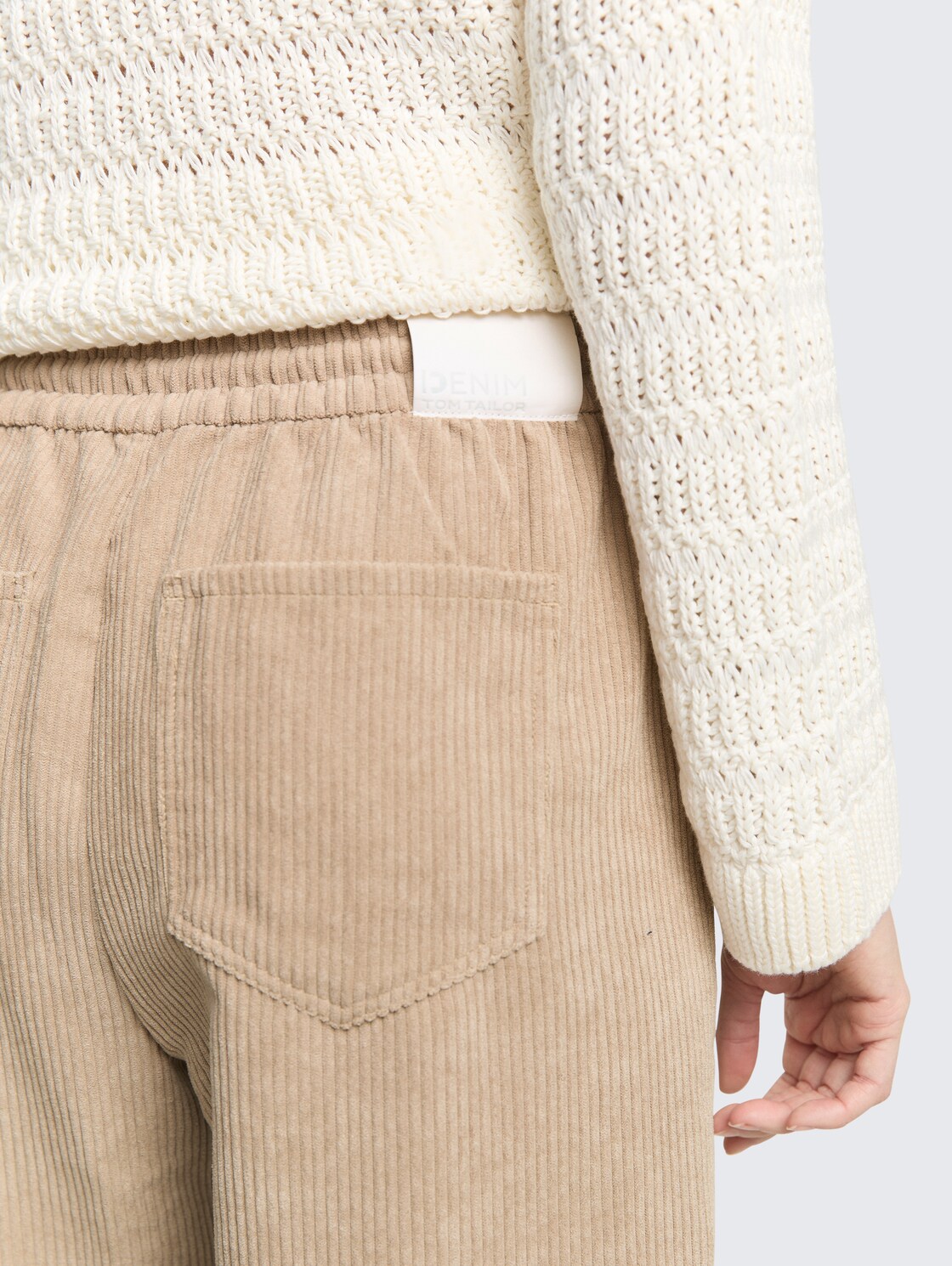 Cordhose mit Kordelzug - tan brown - Detail-Model-Ansicht