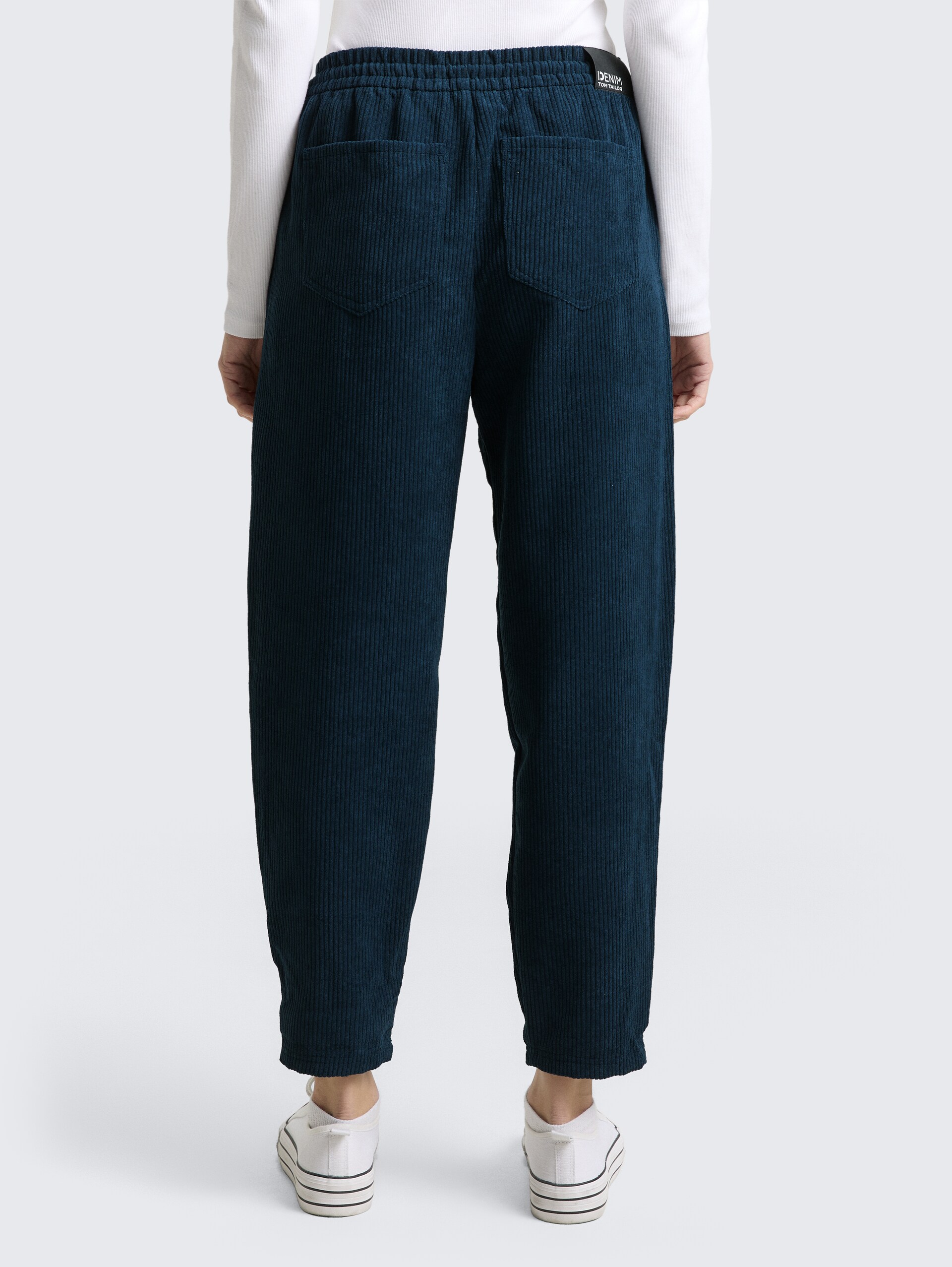 Cordhose mit Kordelzug - dark sea petrol - Auschnitt Model-Rückansicht