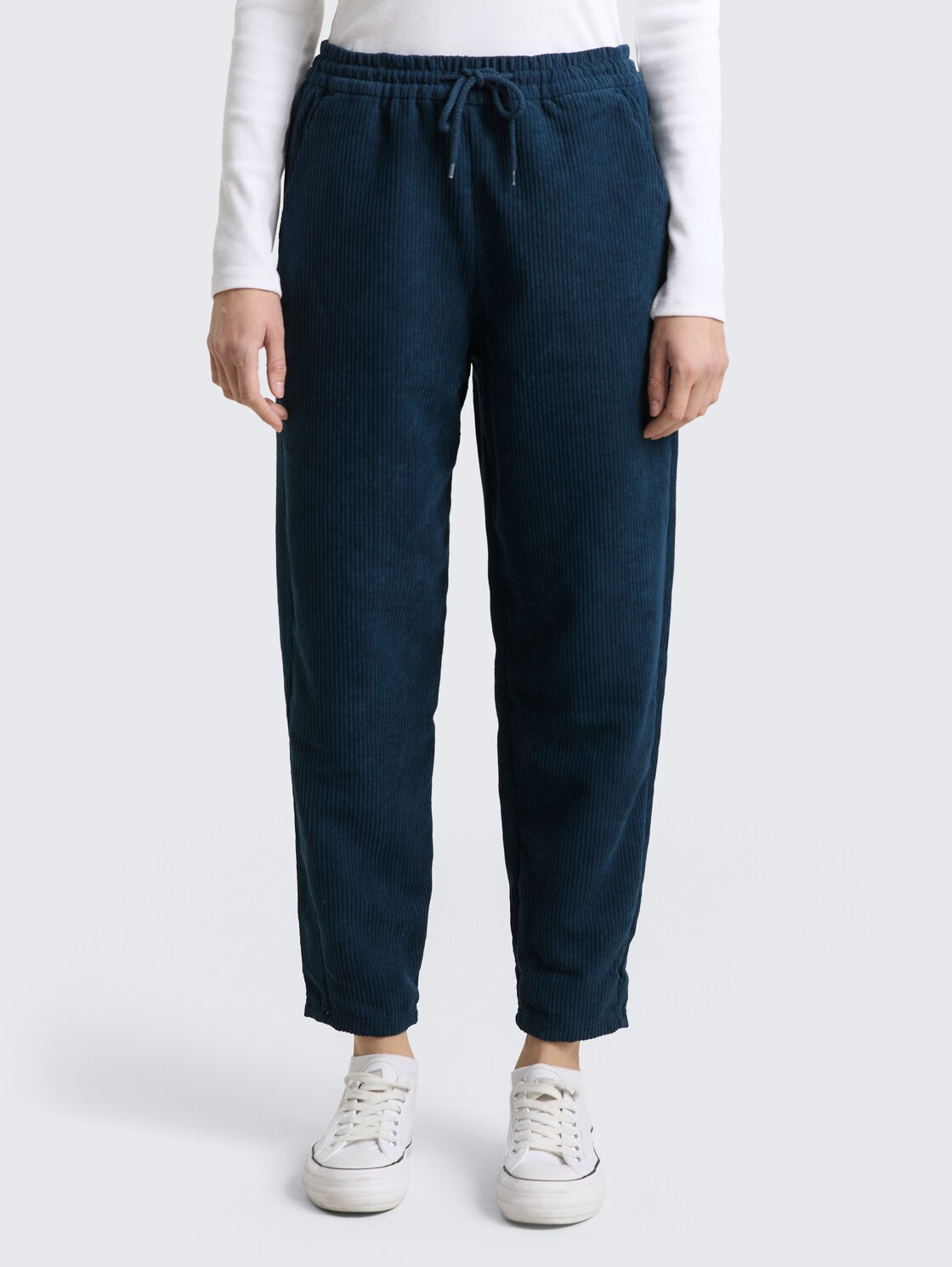 Cordhose mit Kordelzug - dark sea petrol - Ausschnitt Model-Vorderansicht