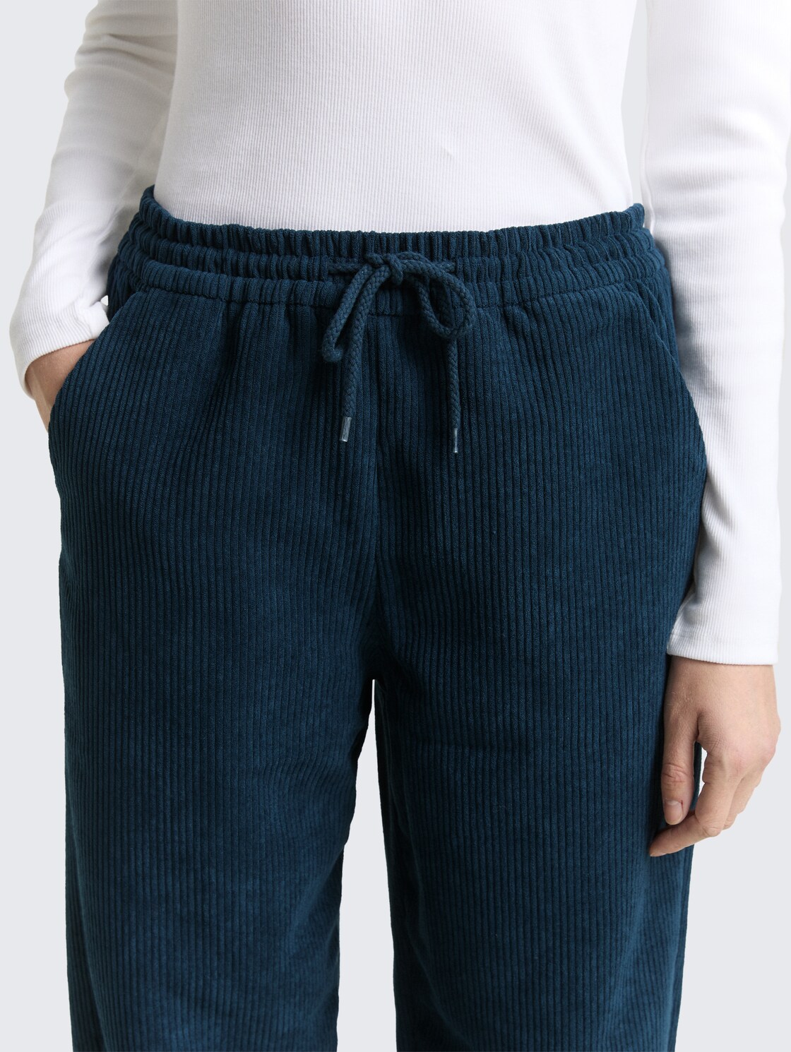 Cordhose mit Kordelzug - dark sea petrol - Detail-Model-Ansicht