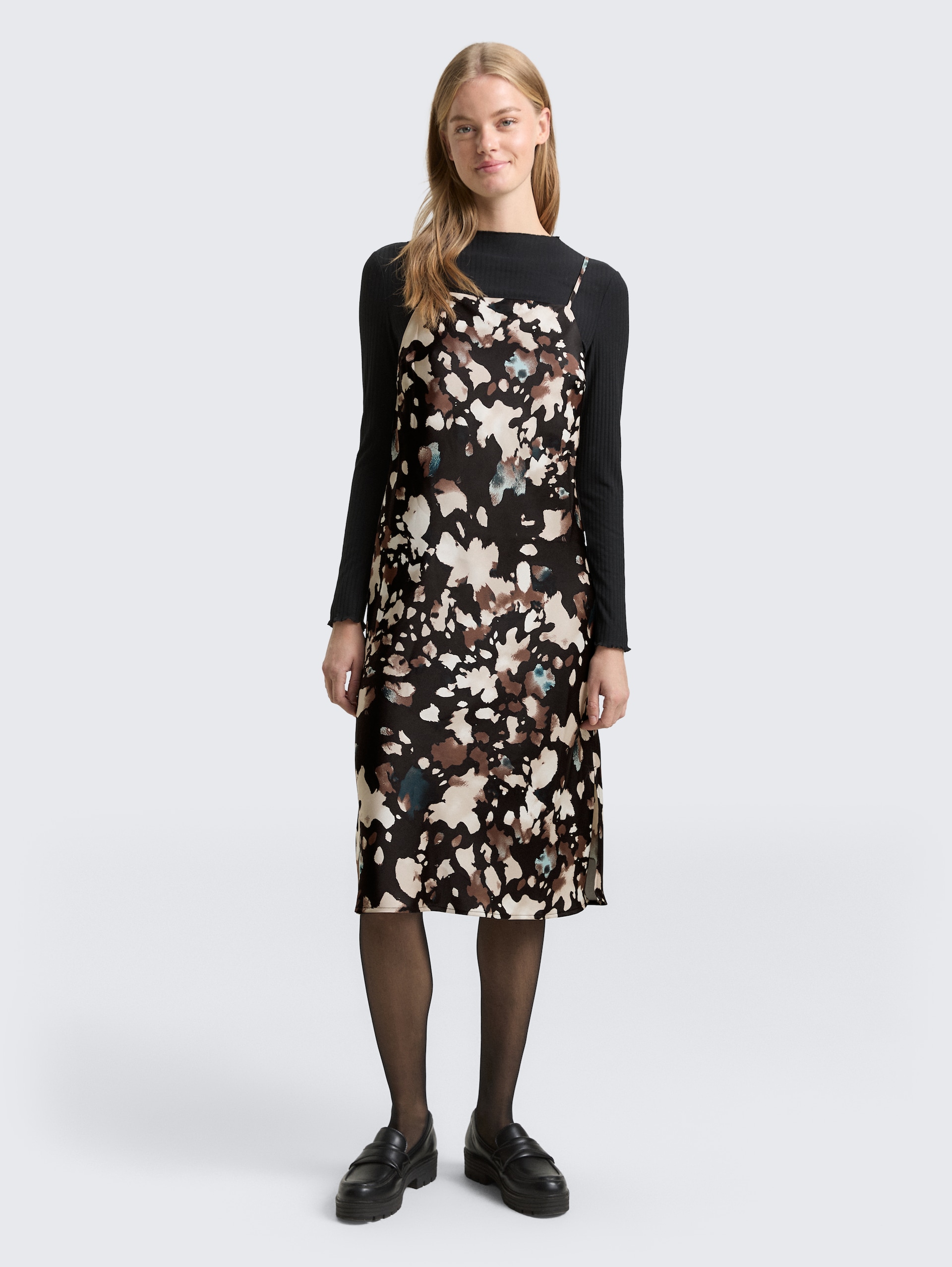 Satin Midi-Kleid mit Muster - abstract print - Model-Vorderansicht