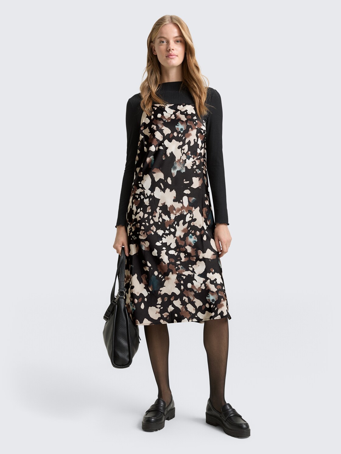 Satin Midi-Kleid mit Muster - abstract print - seitliche Model-Ansicht