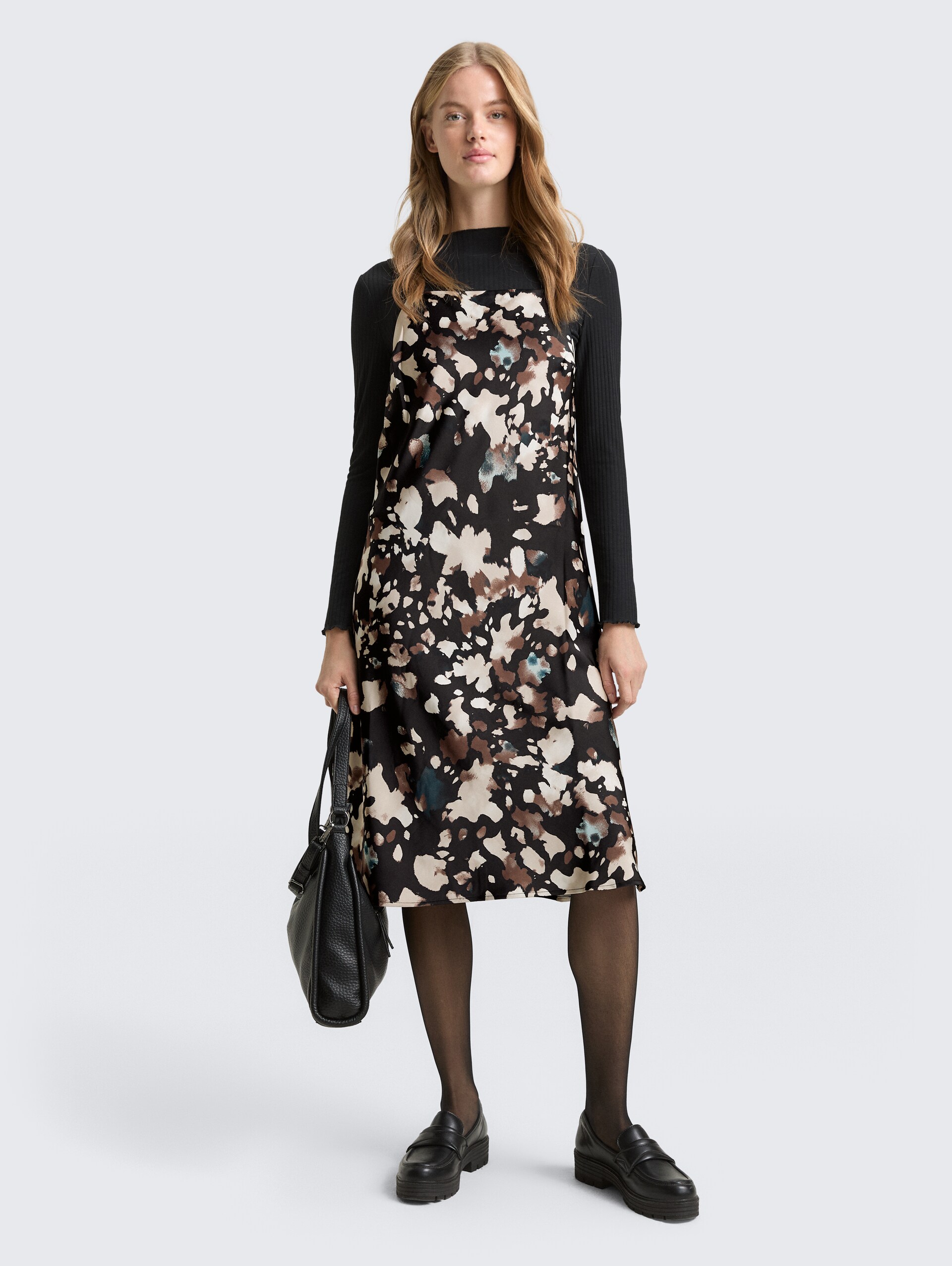 Satin Midi-Kleid mit Muster - abstract print - seitliche Model-Ansicht