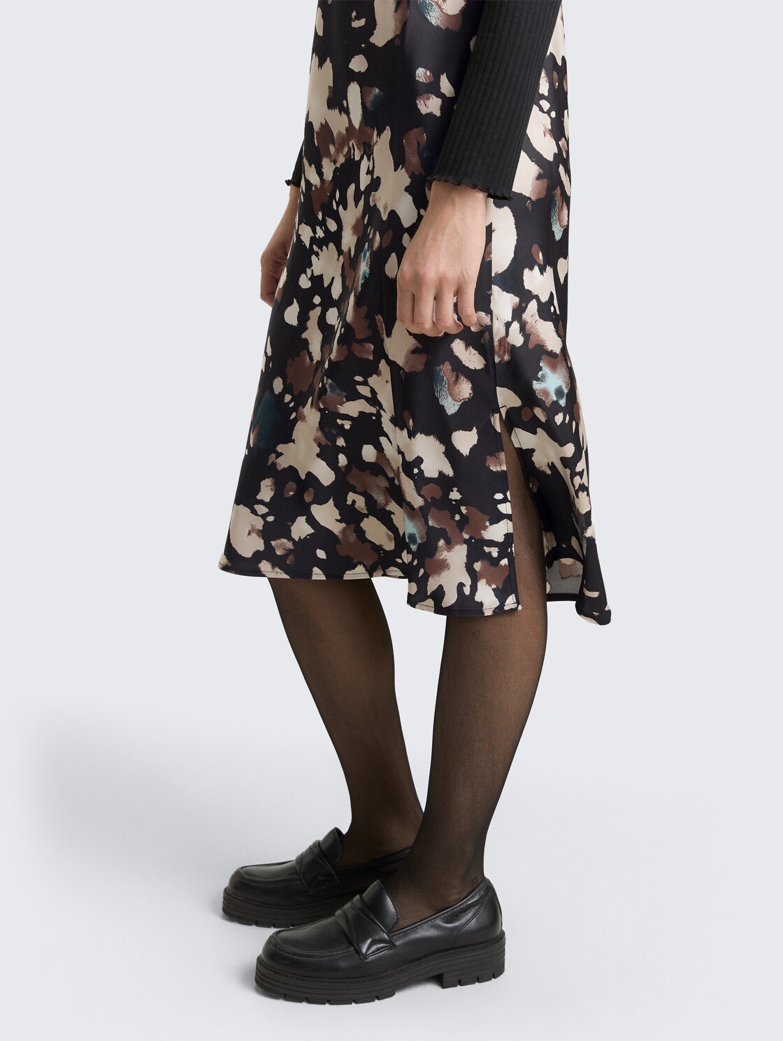 Satin Midi-Kleid mit Muster - abstract print - Detail-Model-Ansicht