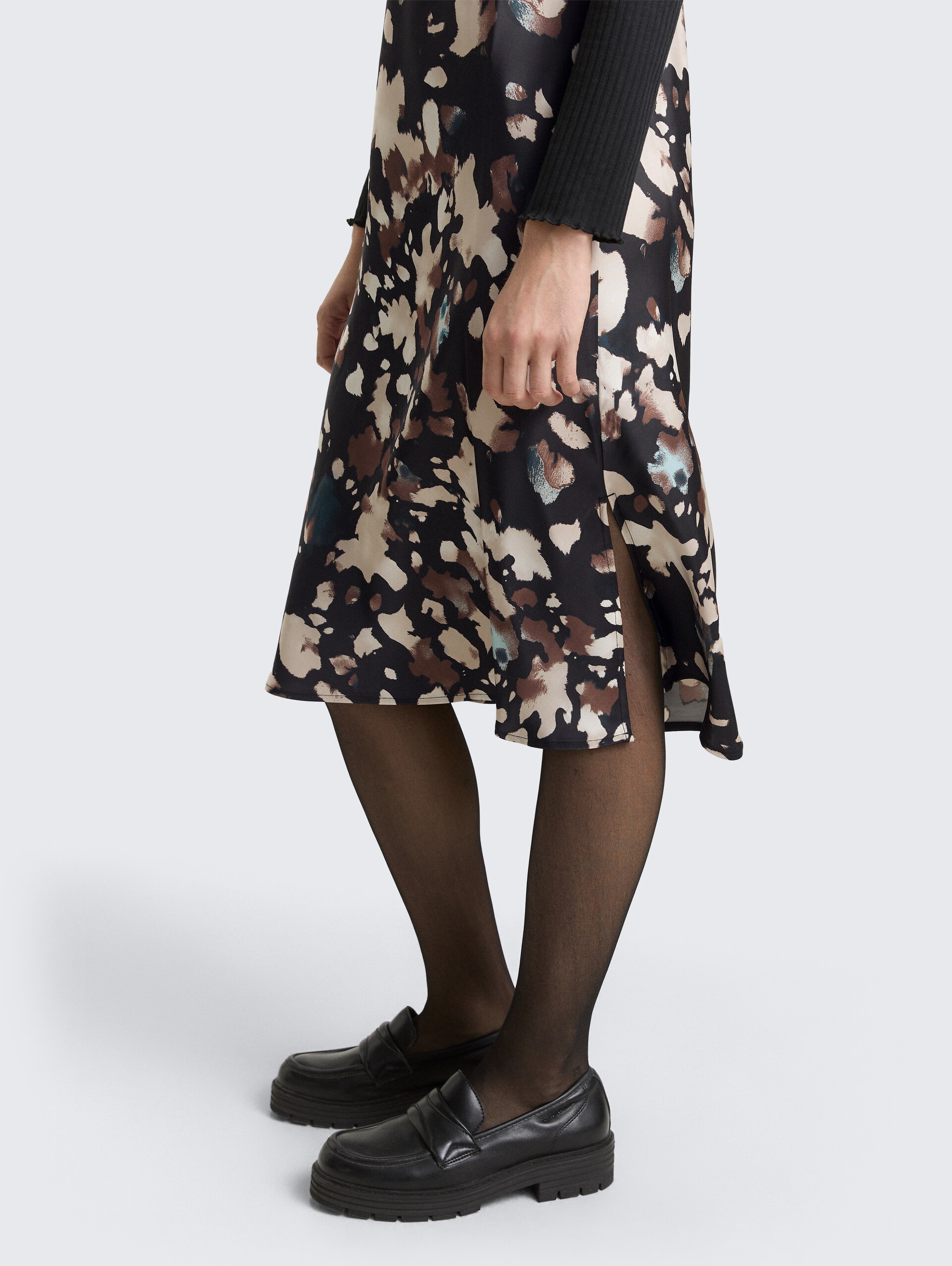 Satin Midi-Kleid mit Muster - abstract print - Detail-Model-Ansicht