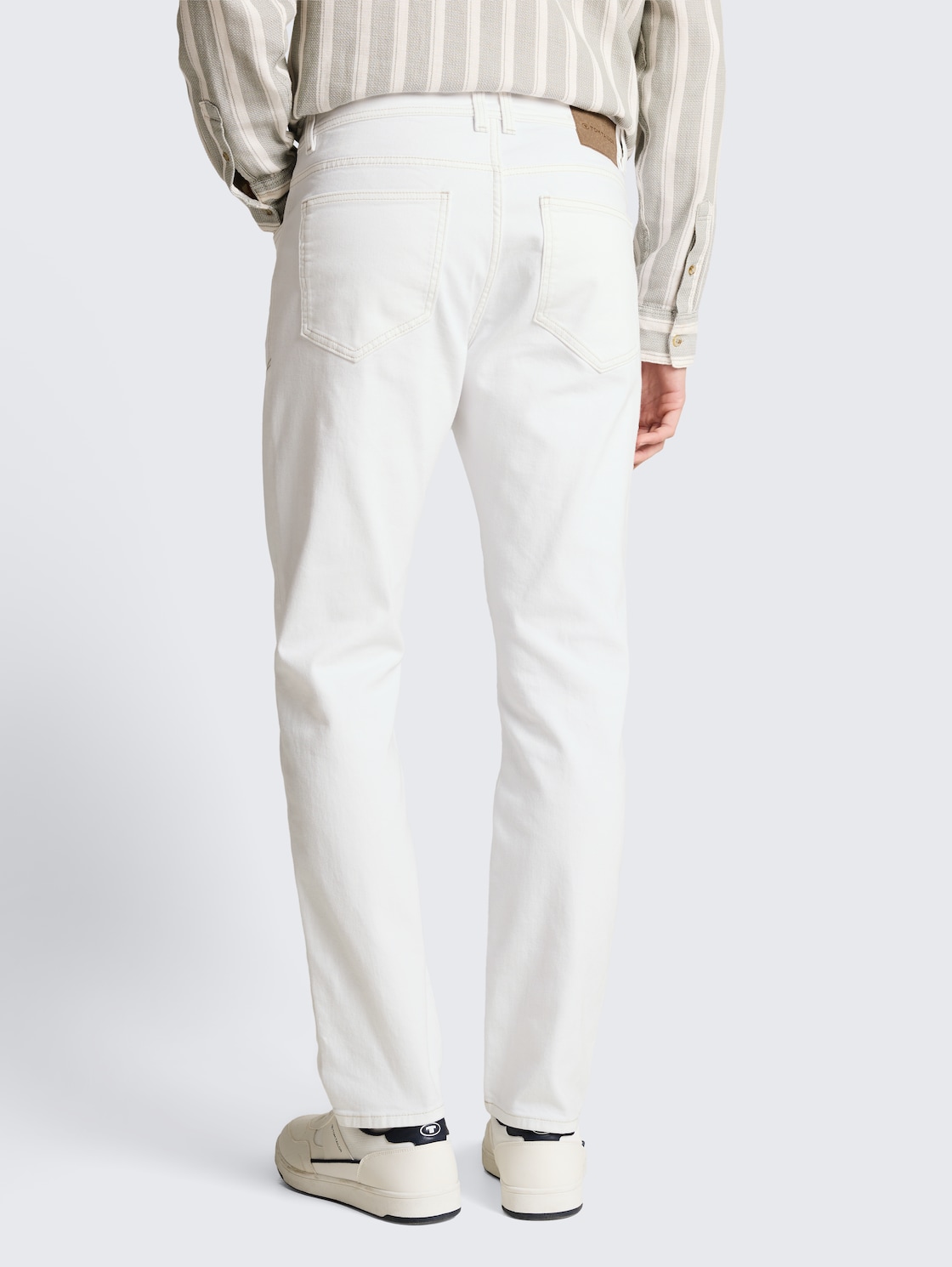 TTJOSH REGULAR SLIM Jeans - White Denim - Auschnitt Model-Rückansicht