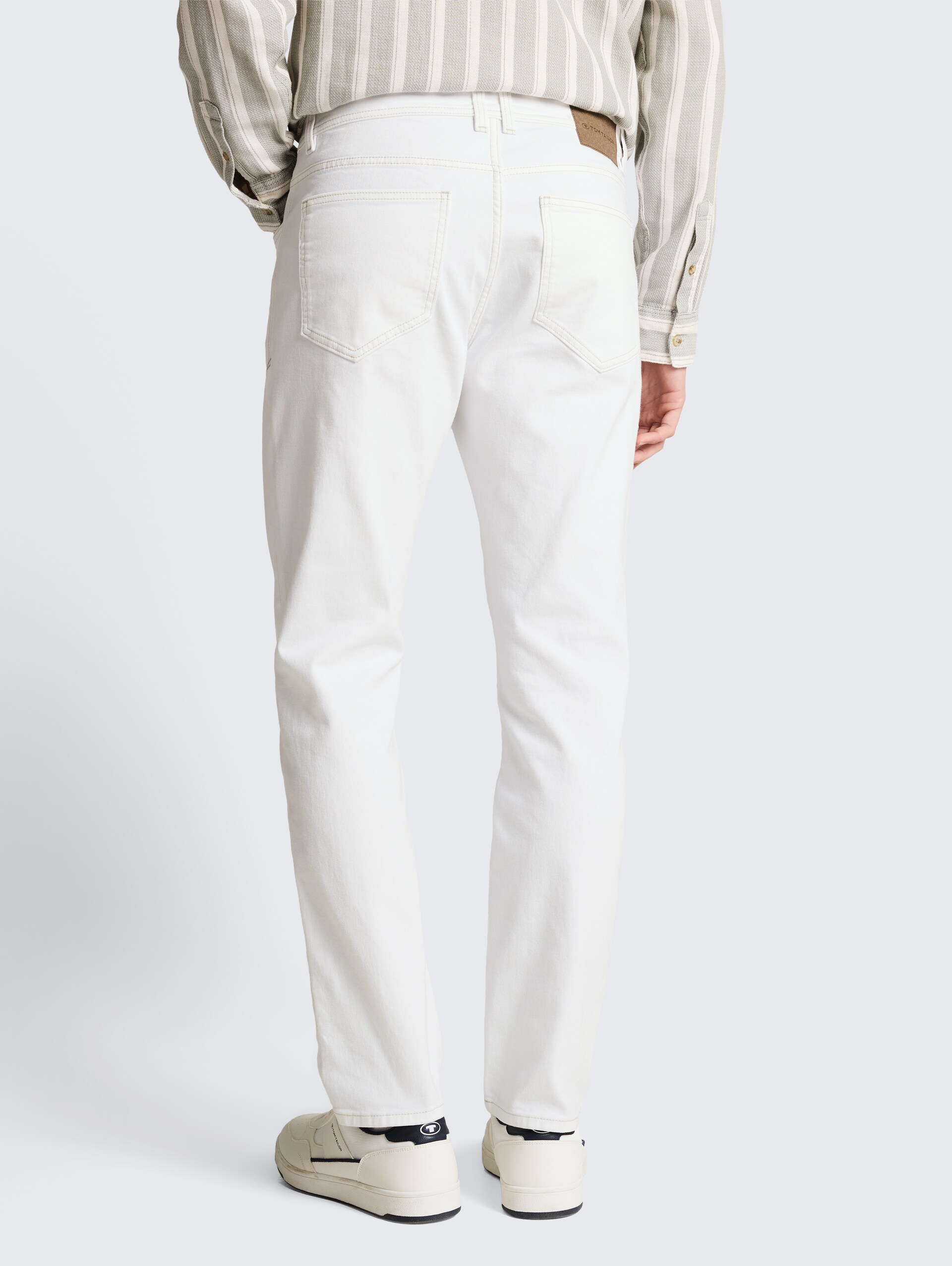 TTJOSH REGULAR SLIM Jeans - White Denim - Auschnitt Model-Rückansicht
