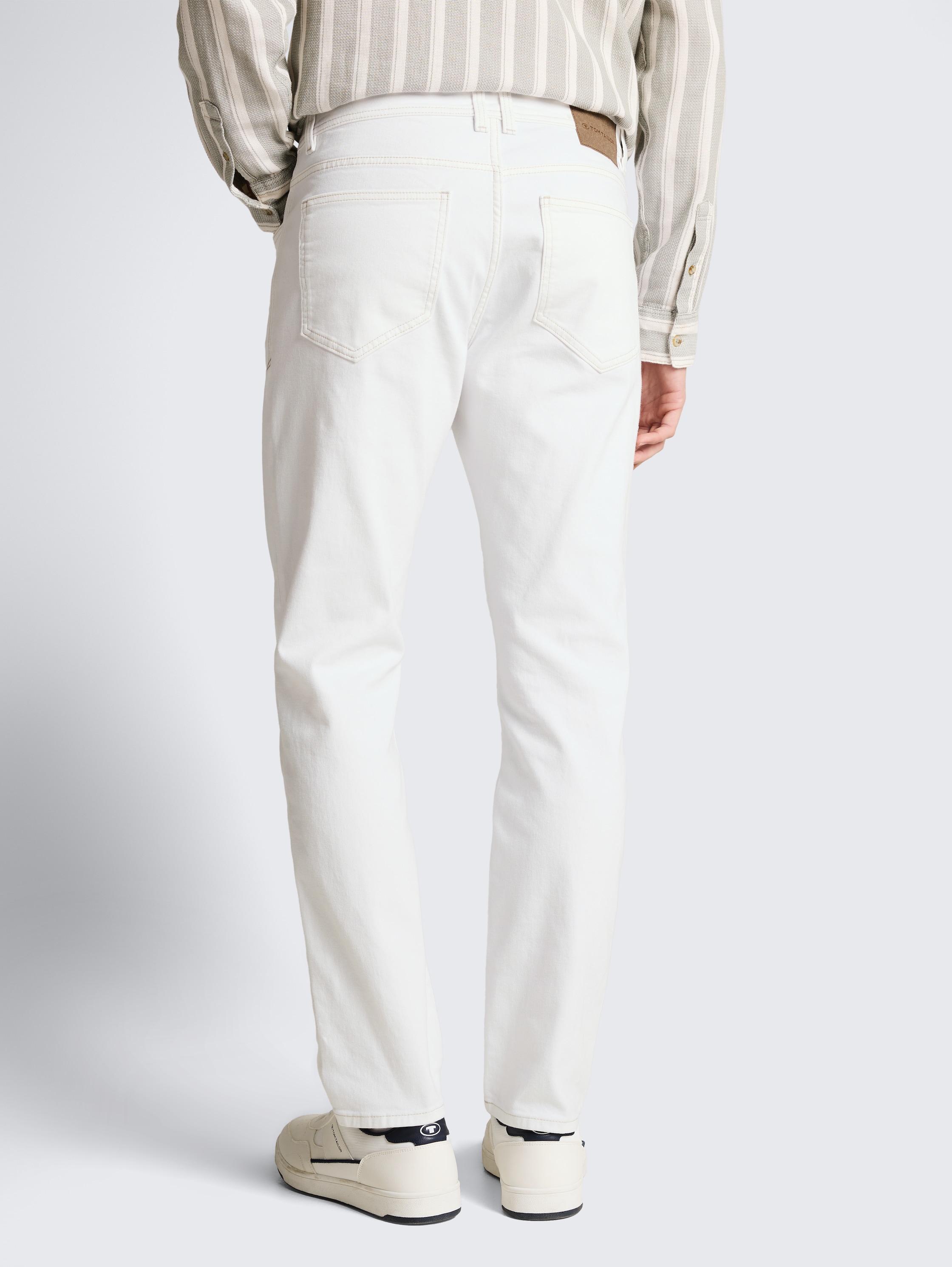 TTJOSH REGULAR SLIM Jeans - White Denim - Auschnitt Model-Rückansicht