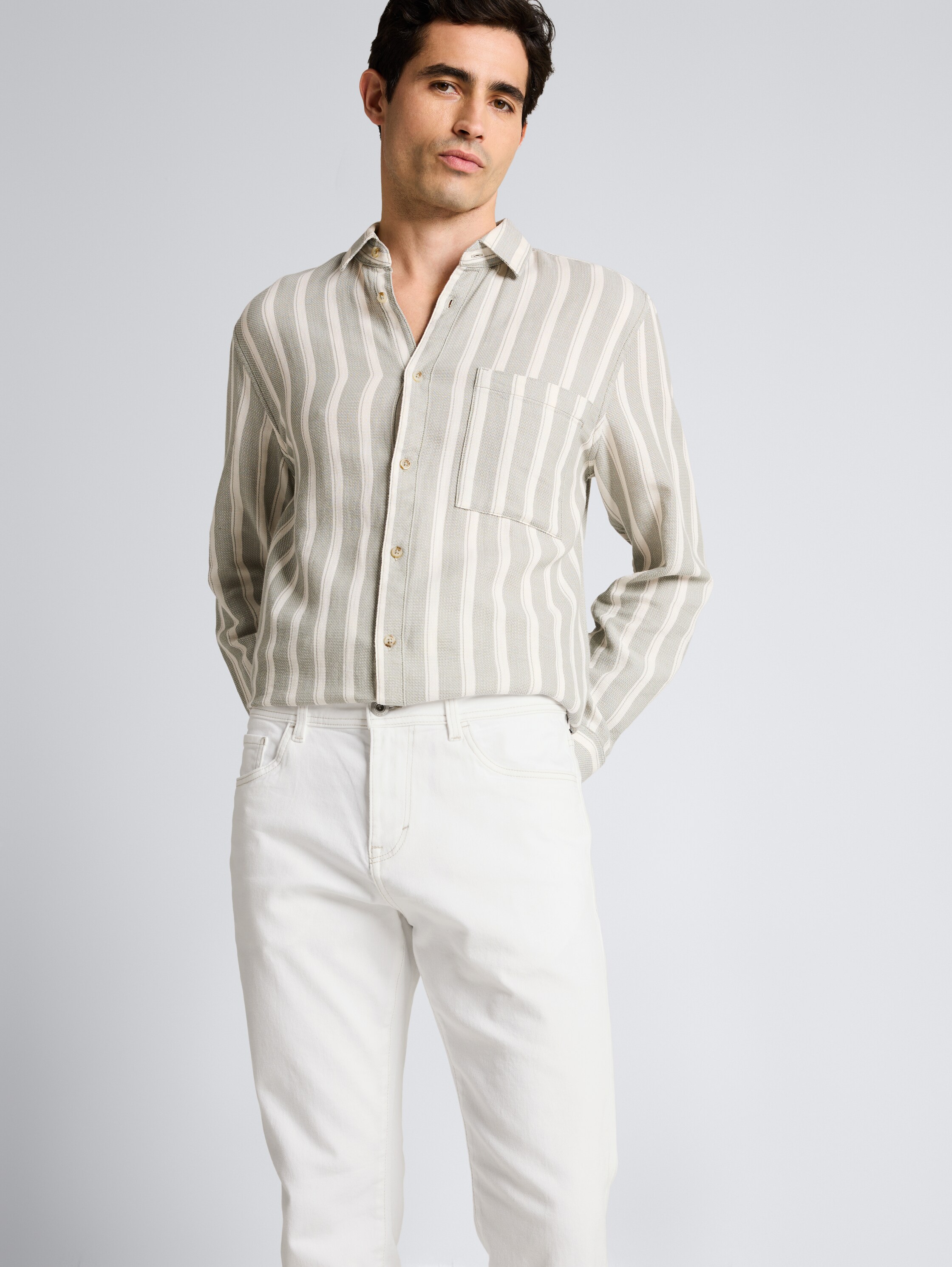 TTJOSH REGULAR SLIM Jeans - White Denim - Detail-Model-Ansicht