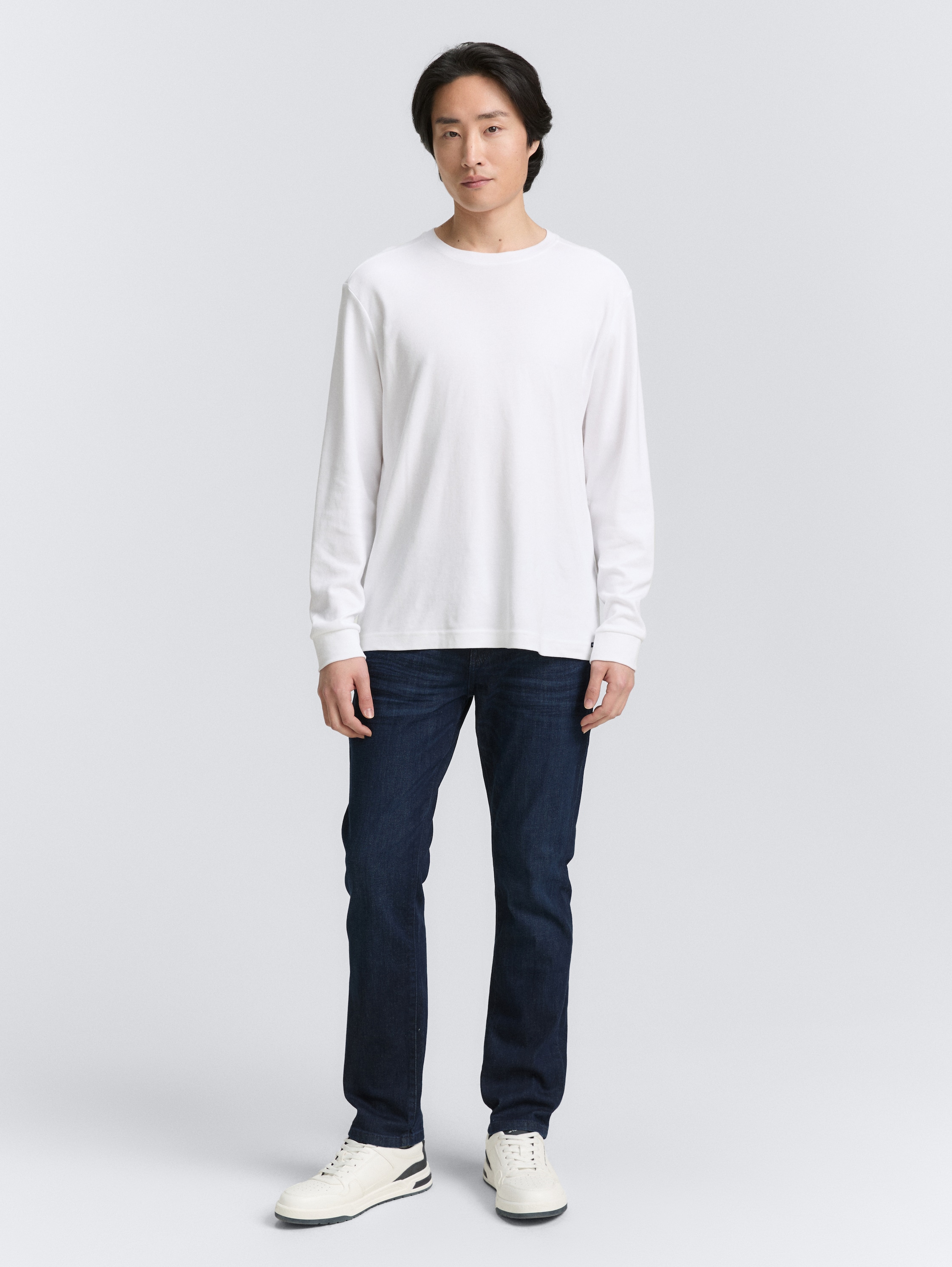 Josh Slim Jeans - Clean Rinsed Blue Denim - Model vooraanzicht