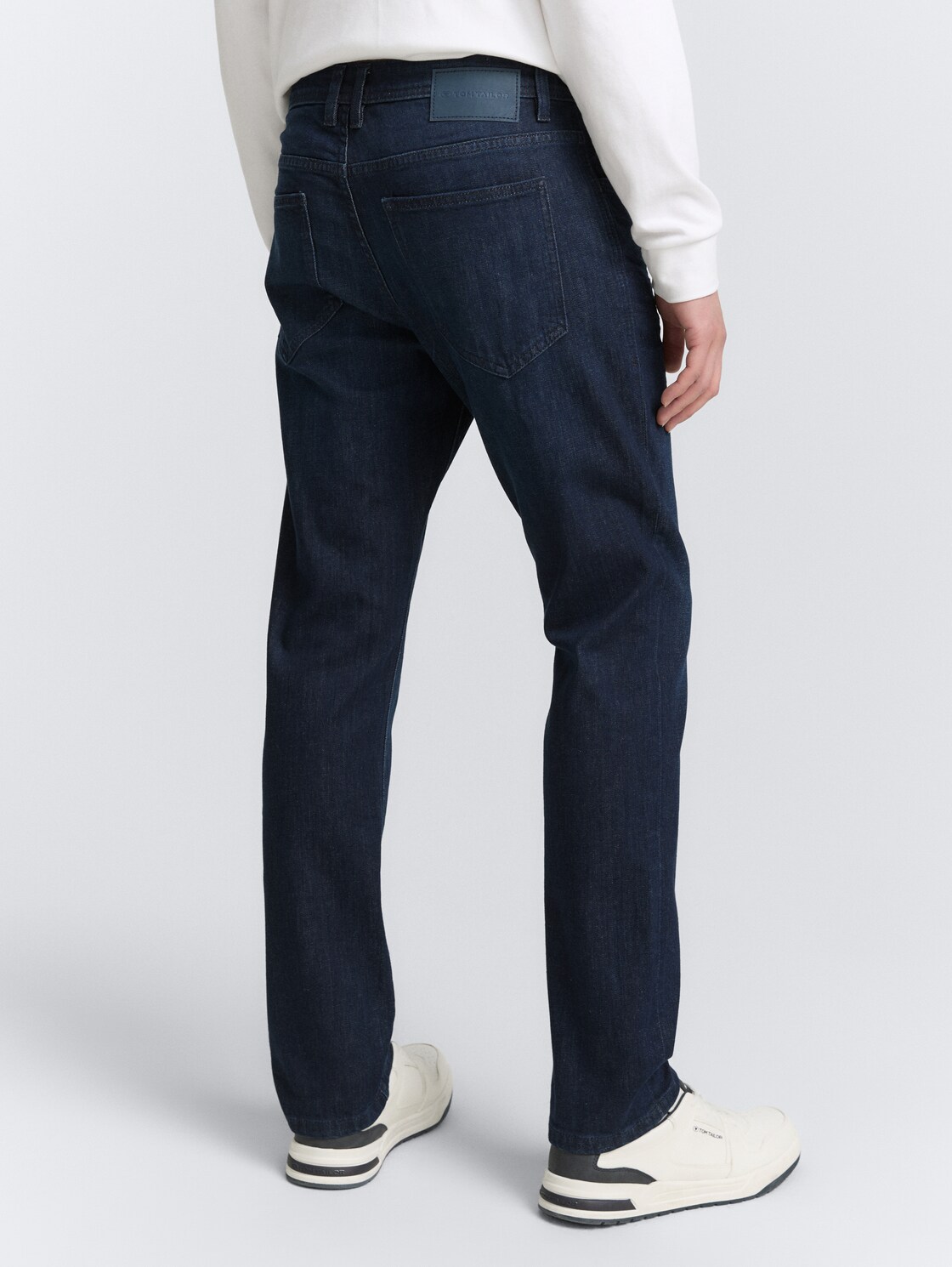 TTJOSH REGULAR SLIM Jeans - Clean Rinsed Blue Denim - Auschnitt Model-Rückansicht