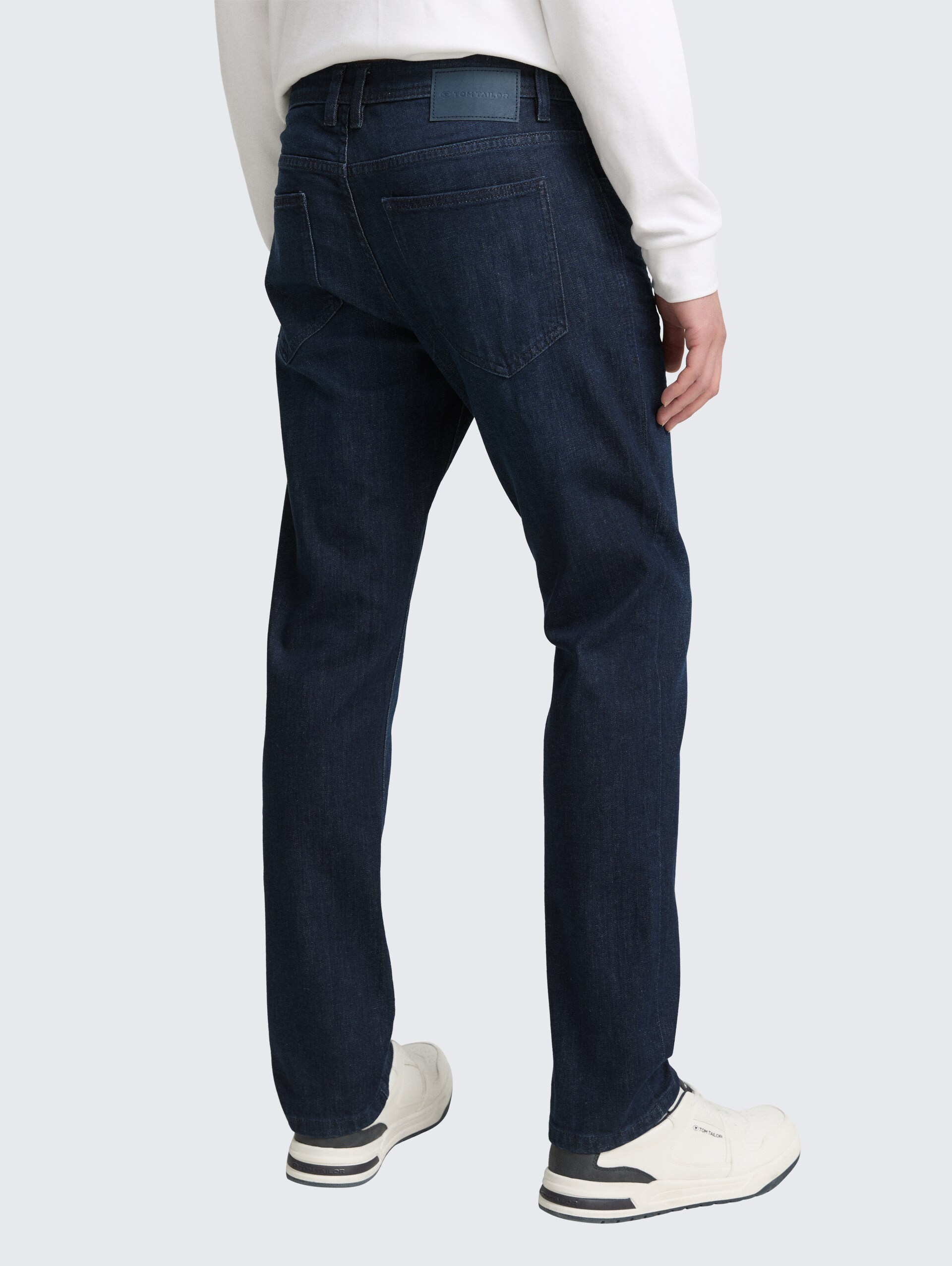 TTJOSH REGULAR SLIM Jeans - Clean Rinsed Blue Denim - Auschnitt Model-Rückansicht