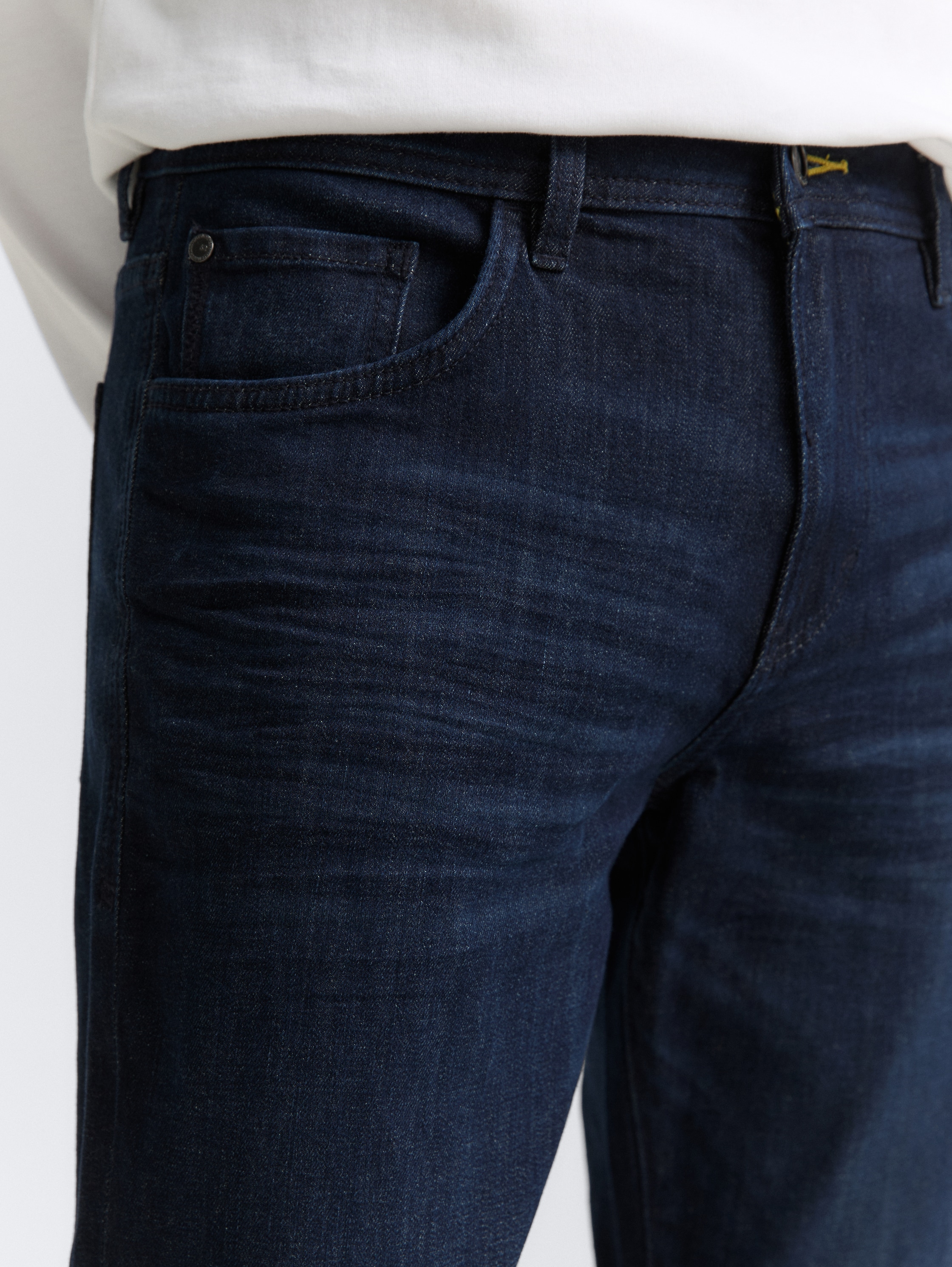 Josh Slim Jeans - Clean Rinsed Blue Denim - Detailaanzicht model