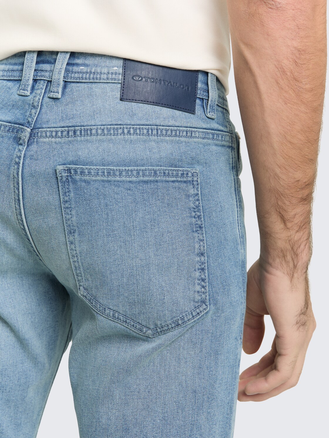 TTJOSH REGULAR SLIM Jeans - Used Light Stone Blue Denim - Detail-Model-Ansicht