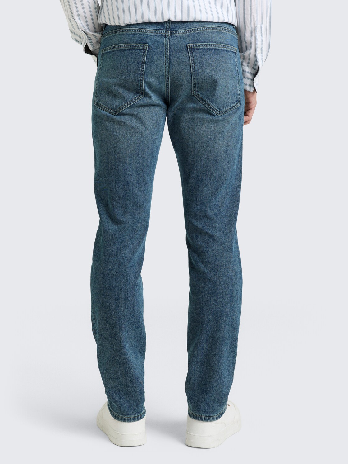 TTJOSH REGULAR SLIM Jeans - Used Mid Stone Blue Denim - Auschnitt Model-Rückansicht