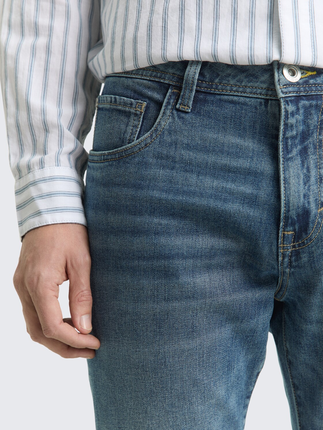 TTJOSH REGULAR SLIM Jeans - Used Mid Stone Blue Denim - Detail-Model-Ansicht