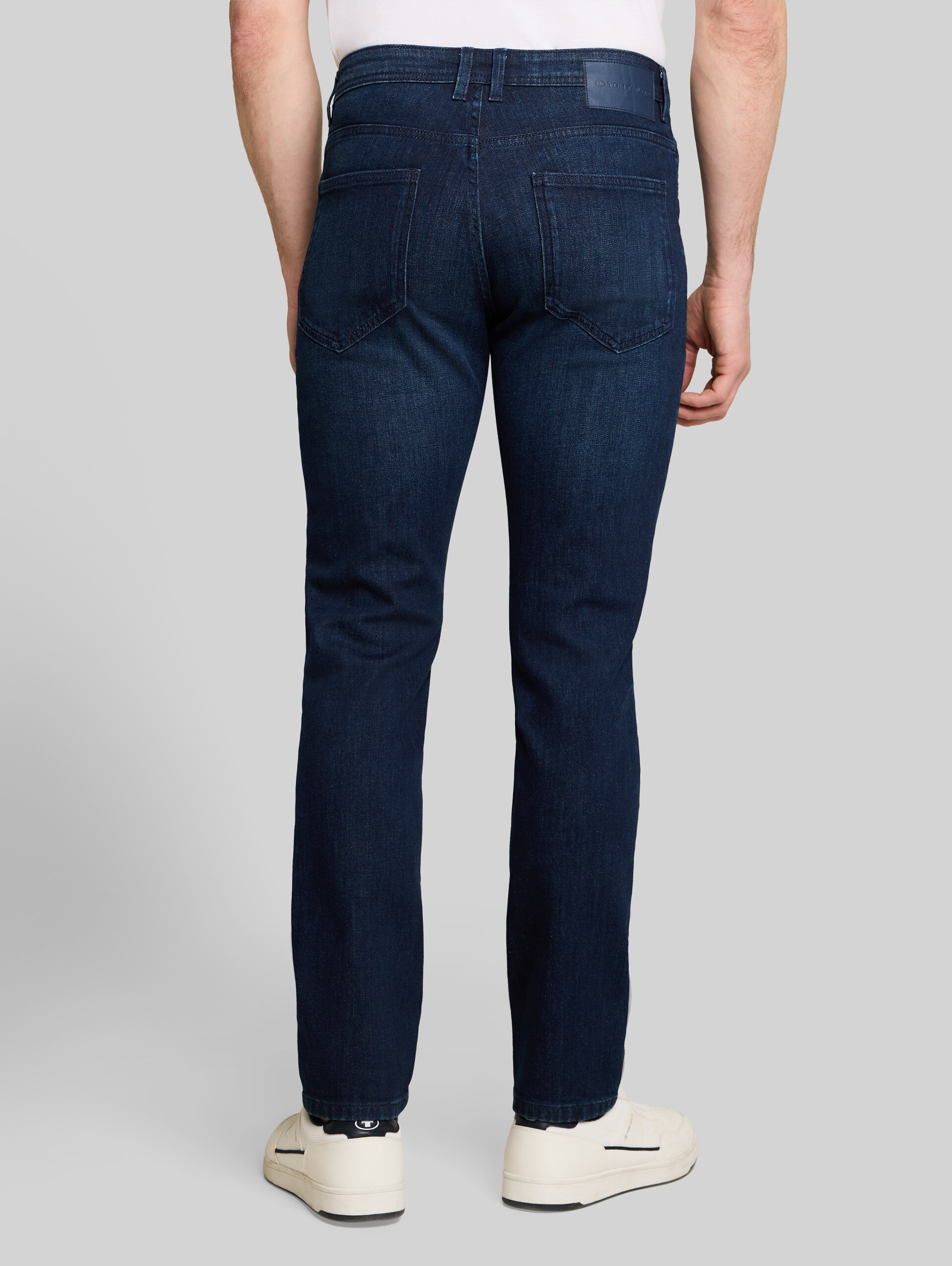 TTJOSH REGULAR SLIM Jeans - Rinsed Blue Denim - Auschnitt Model-Rückansicht