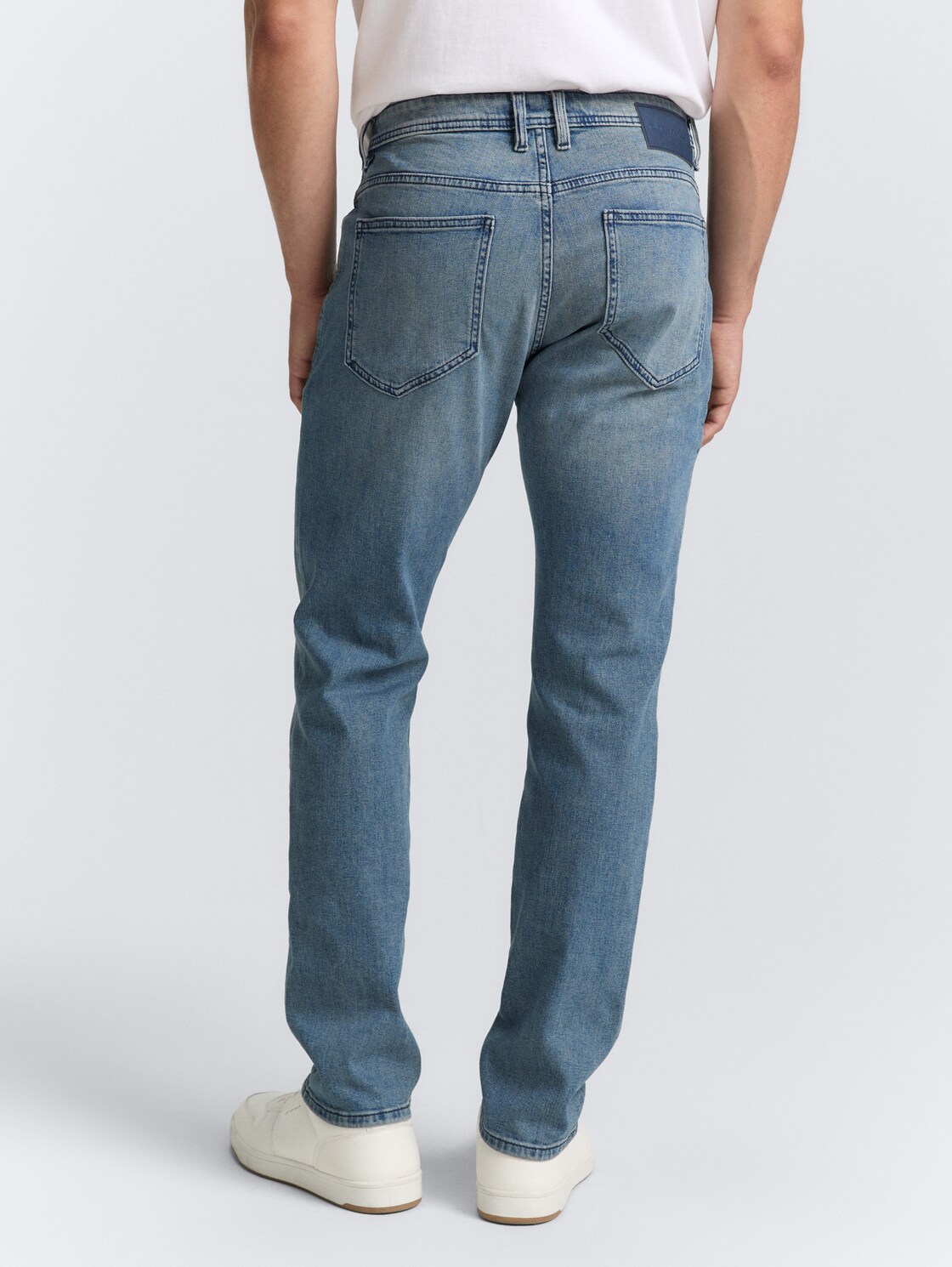 TTJOSH REGULAR SLIM Jeans - Stone Blue Denim - Auschnitt Model-Rückansicht