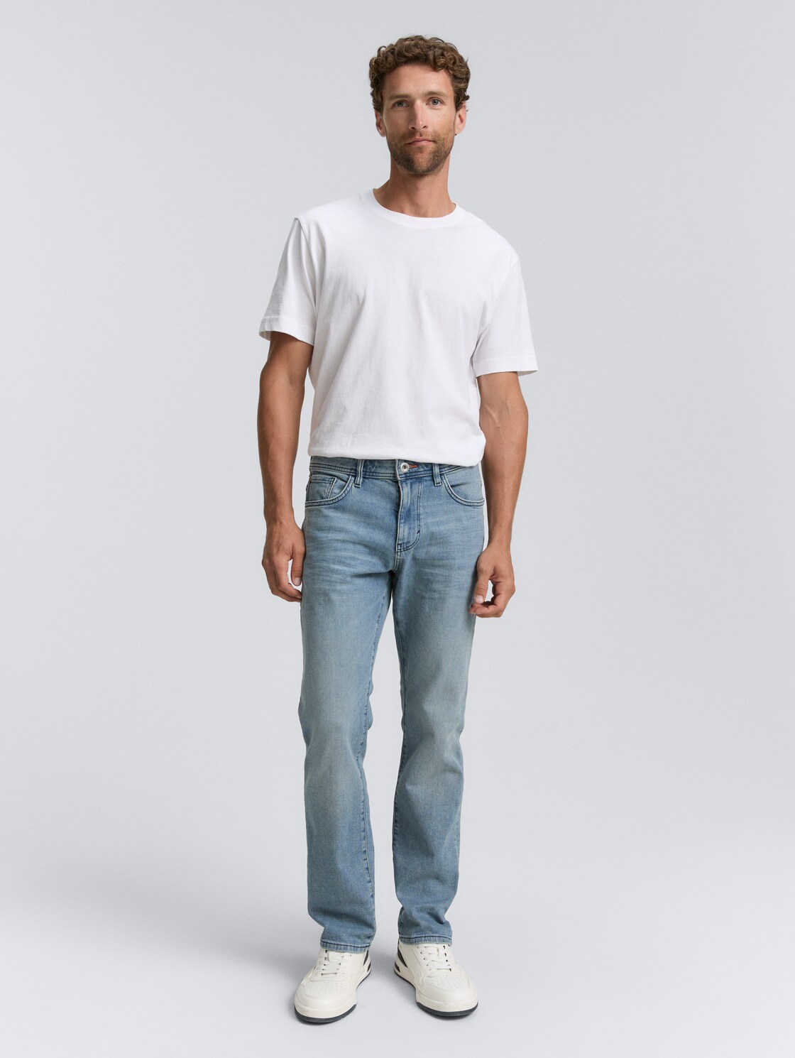 TTMARVIN STRAIGHT Jeans mit Stretch - Stone Blue Denim - Model-Vorderansicht