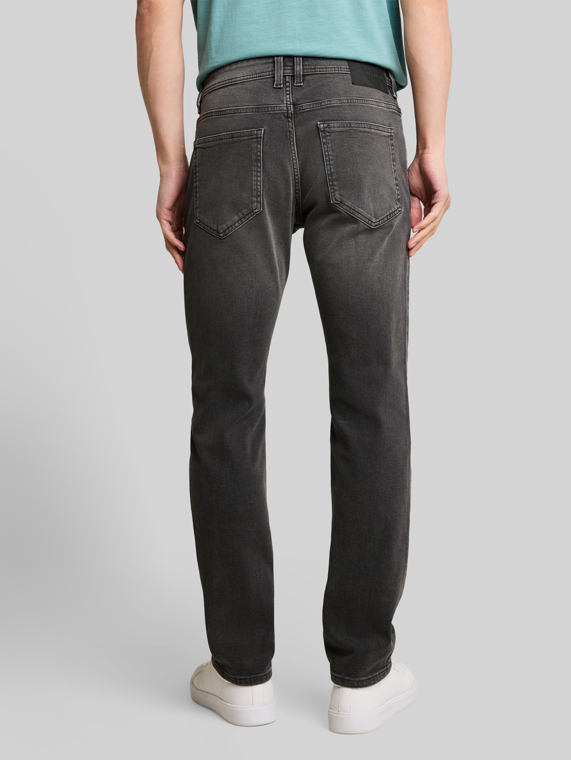 TTMARVIN STRAIGHT Jeans mit Stretch - used dark stone grey denim - Auschnitt Model-Rückansicht
