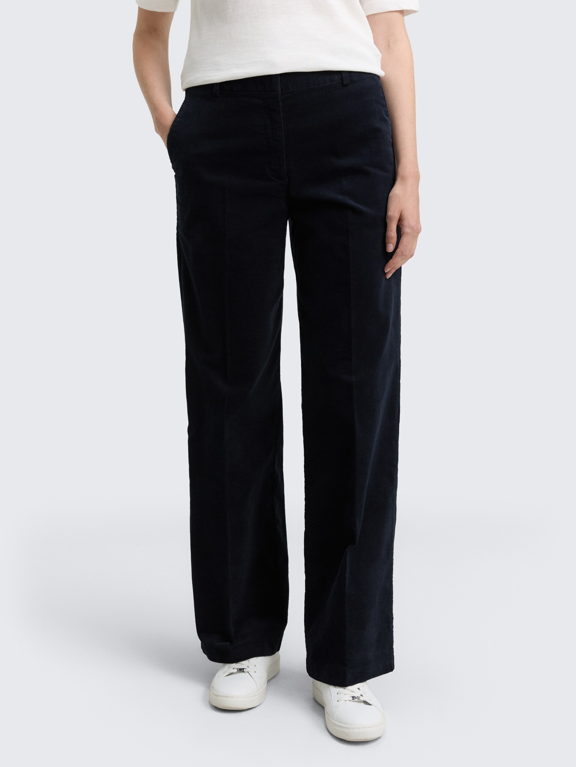 TTLEA Wide Leg Cordhose - Lunar Eclipse - Ausschnitt Model-Vorderansicht