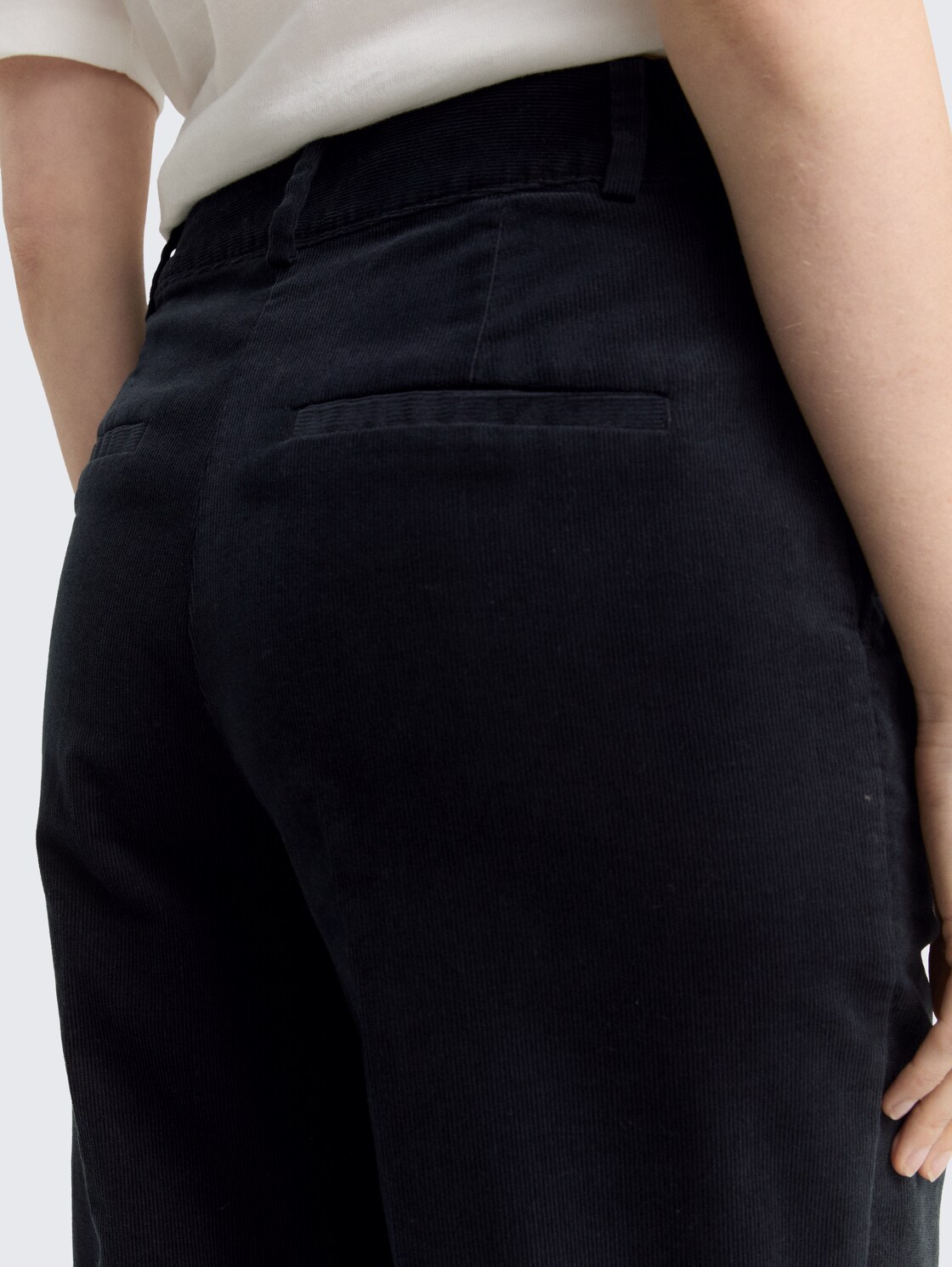 TTLEA Wide Leg Cordhose - Lunar Eclipse - Detail-Model-Ansicht