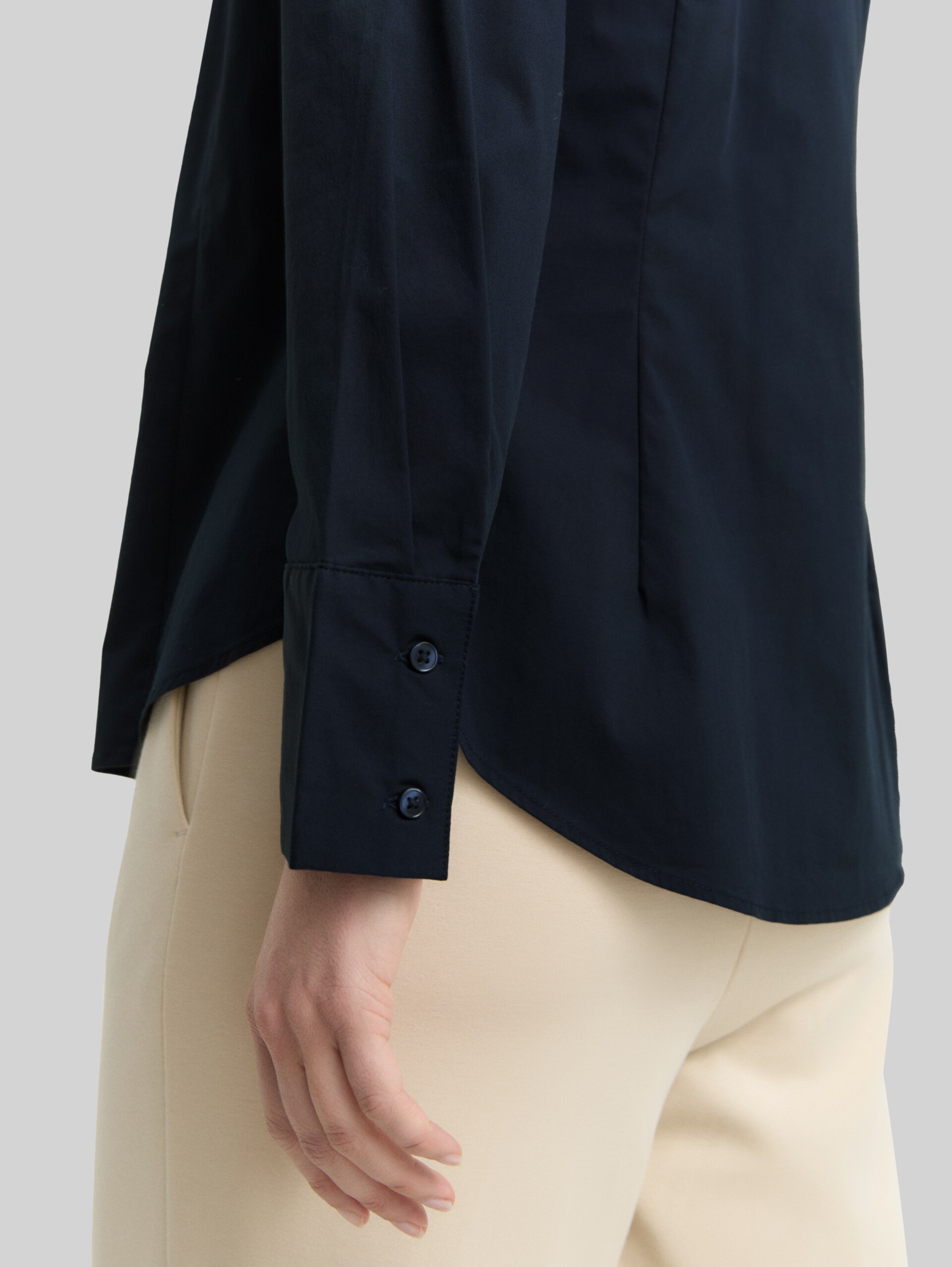 Fitted Popeline Hemdbluse - Lunar Eclipse - Detail-Model-Ansicht