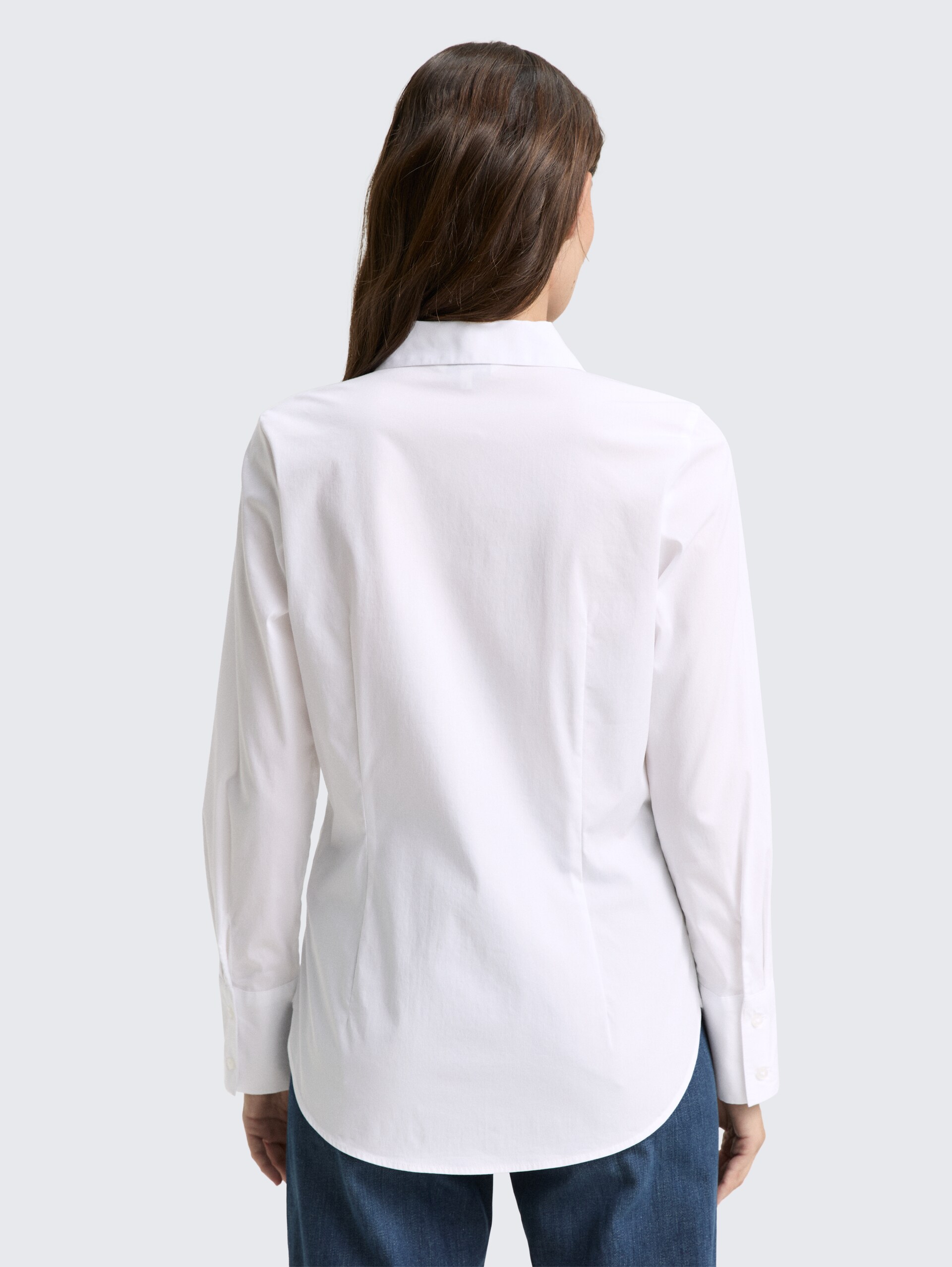 Fitted Popeline Hemdbluse - White - Auschnitt Model-Rückansicht