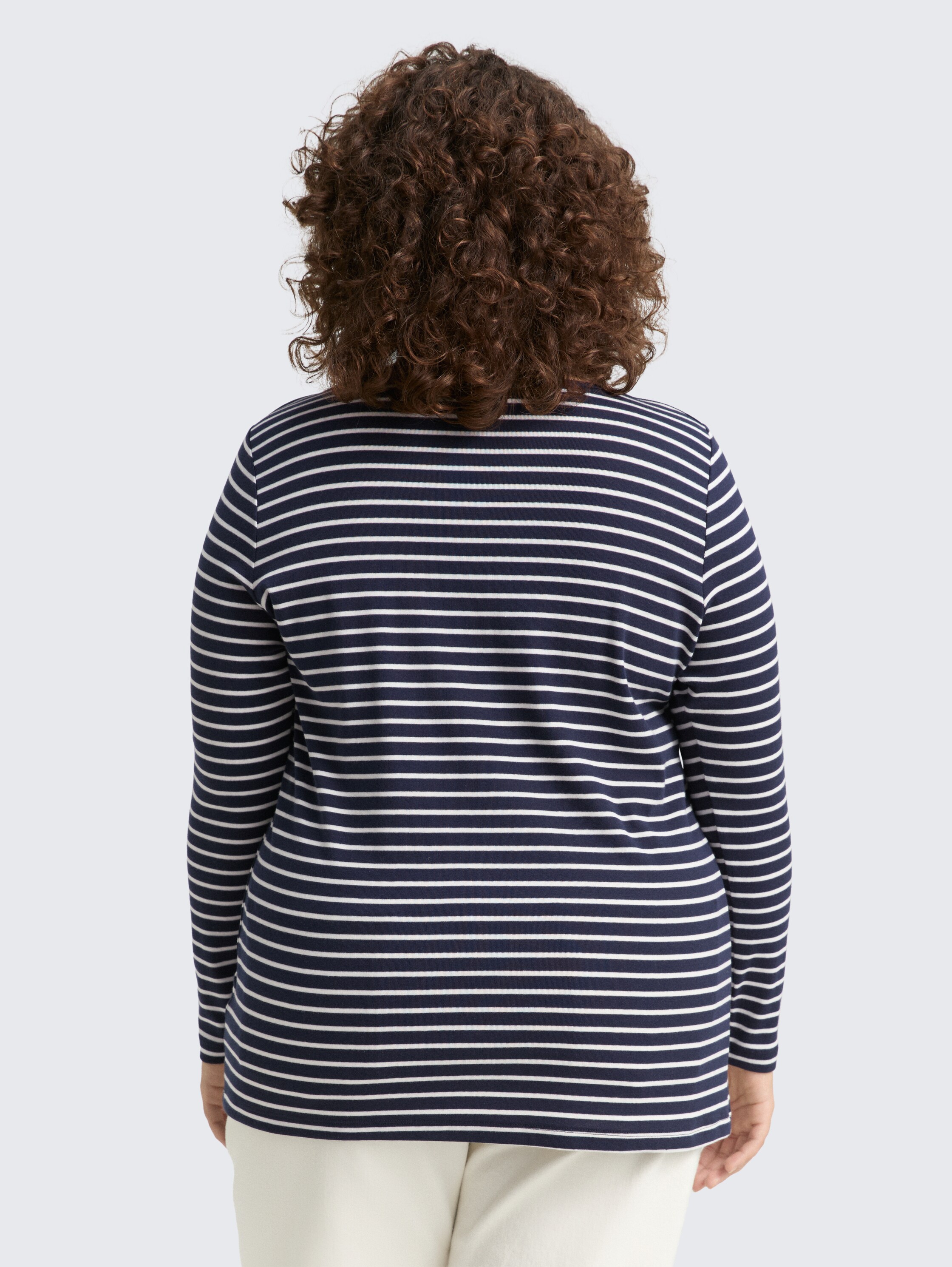 Plus Size - Langarmshirt mit Streifenmuster - navy offwhite tee stripe - Auschnitt Model-Rückansicht