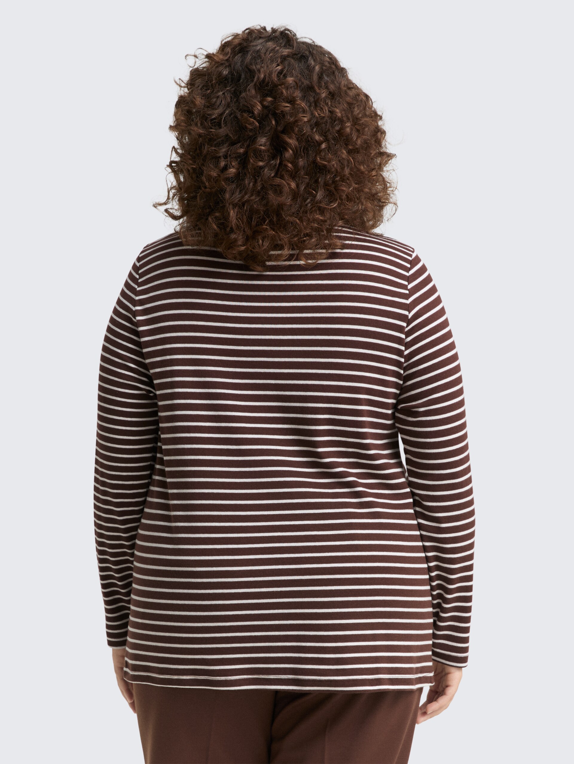 Plus Size - Langarmshirt mit Streifenmuster - brown offwhite tee stripe - Auschnitt Model-Rückansicht