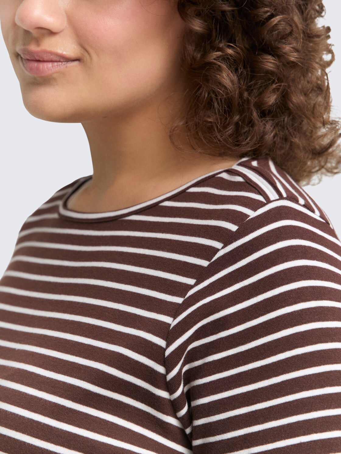 Plus Size - Langarmshirt mit Streifenmuster - brown offwhite tee stripe - Detail-Model-Ansicht
