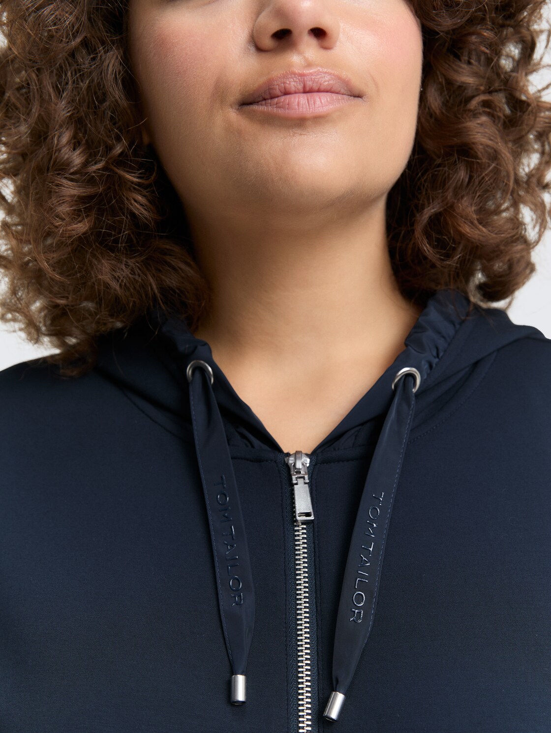 Plus Size - Hoodie Sweatjacke aus Scuba - Lunar Eclipse - Detail-Model-Ansicht