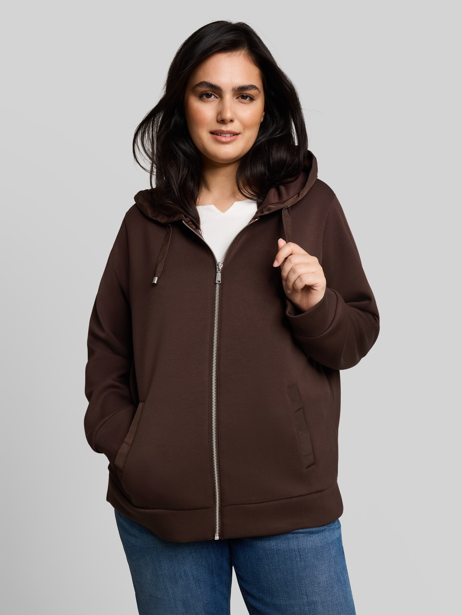 Plus Size - Hoodie Sweatjacke aus Scuba - java dark brown - Ausschnitt Model-Vorderansicht