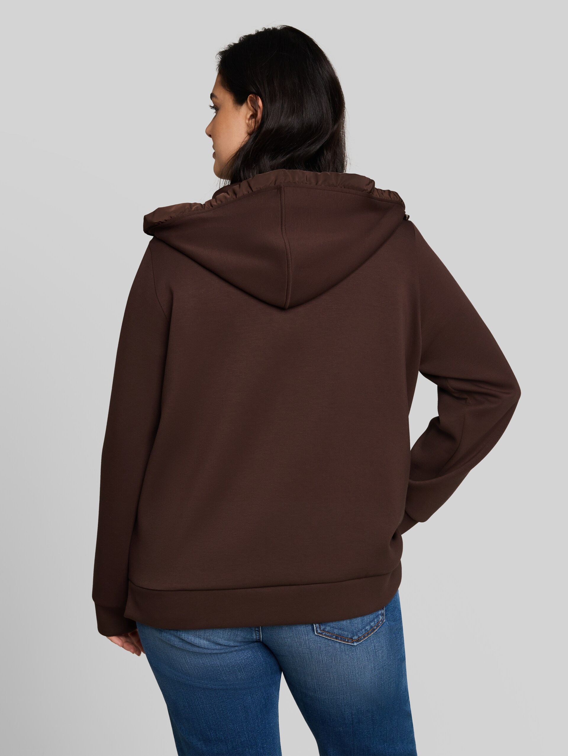 Plus Size - Hoodie Sweatjacke aus Scuba - java dark brown - Auschnitt Model-Rückansicht