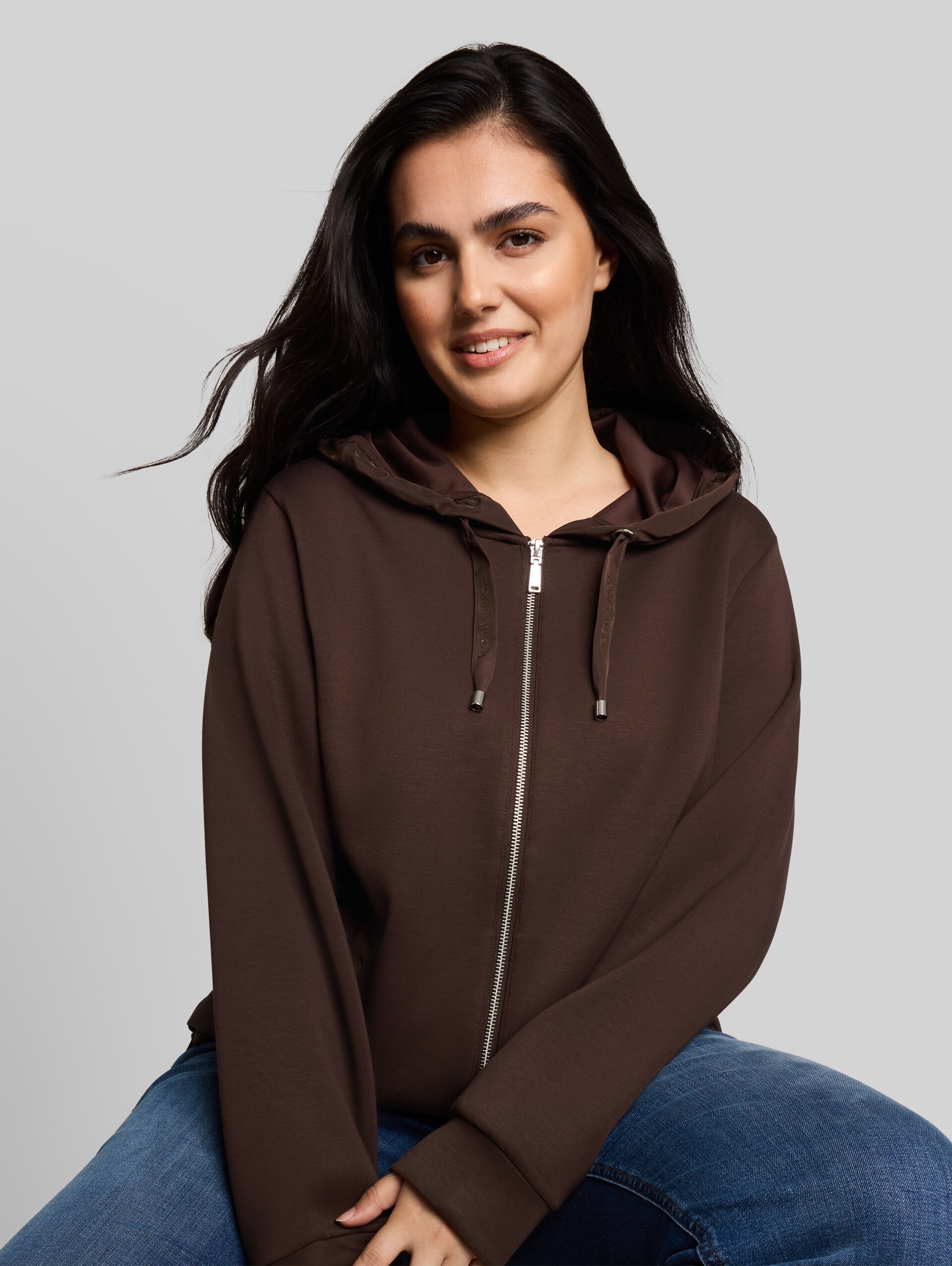 Plus Size - Hoodie Sweatjacke aus Scuba - java dark brown - Detail-Model-Ansicht