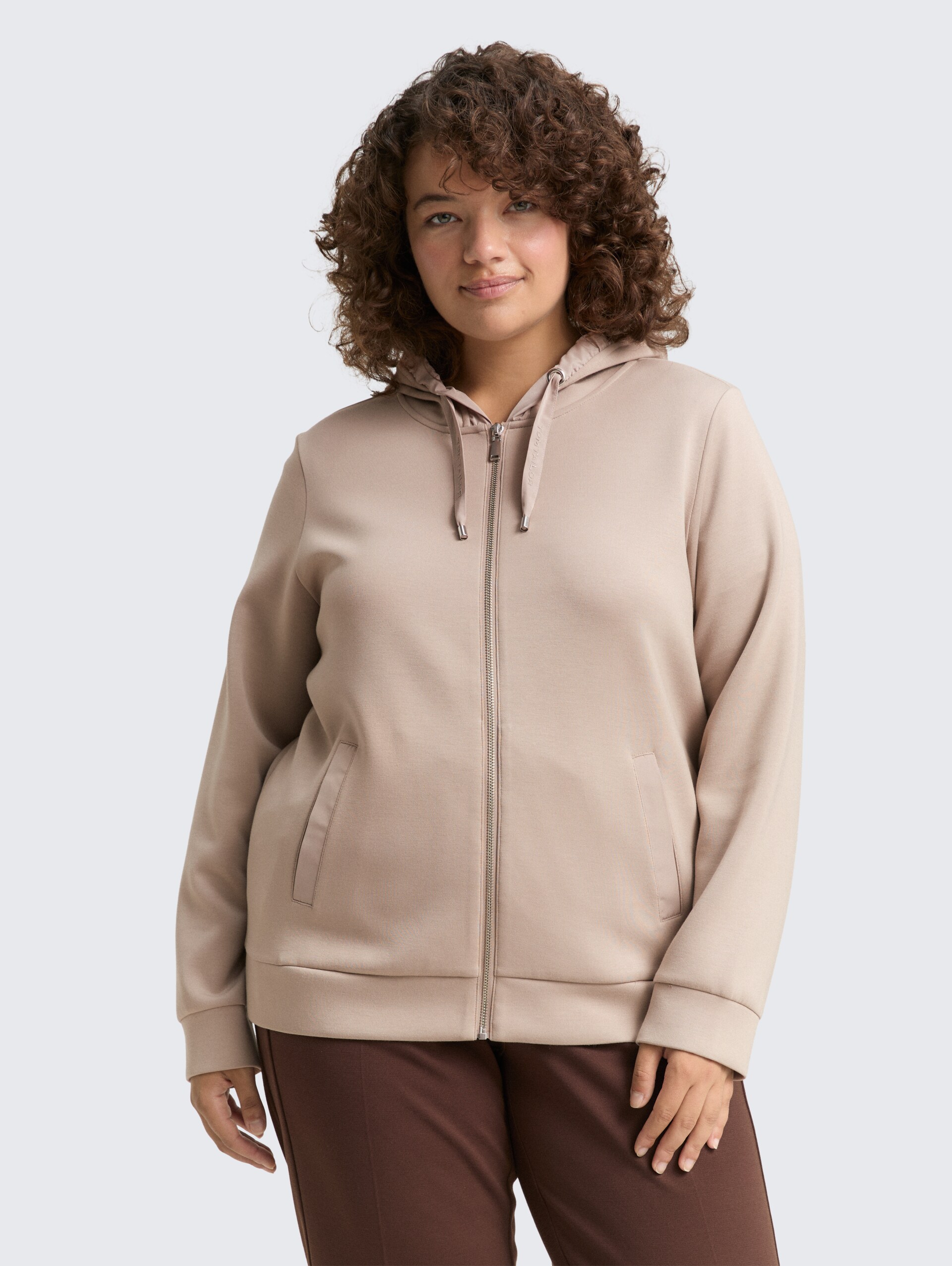 Plus Size - Hoodie Sweatjacke aus Scuba - soft taupe grey - Ausschnitt Model-Vorderansicht