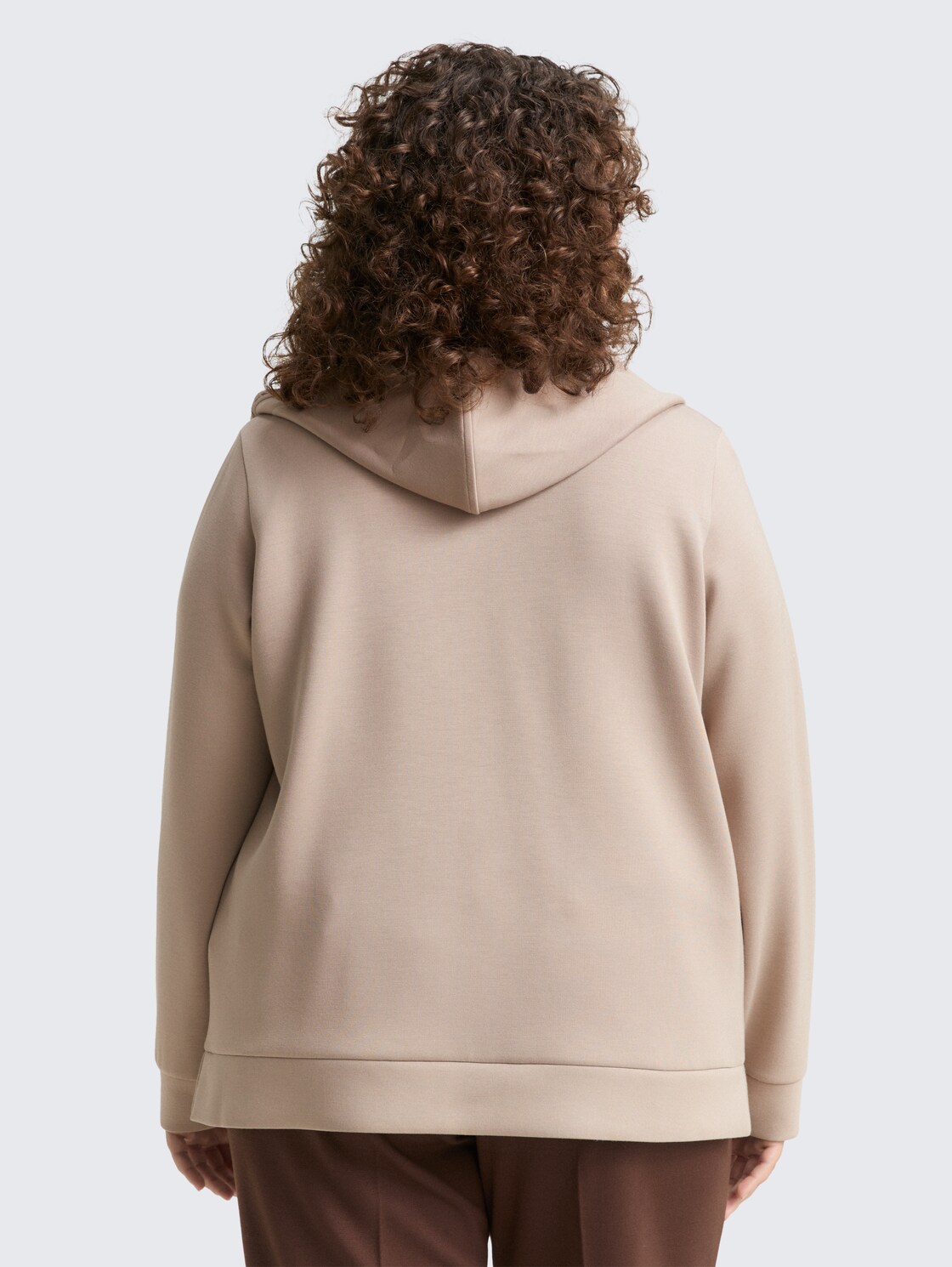 Plus Size - Hoodie Sweatjacke aus Scuba - soft taupe grey - Auschnitt Model-Rückansicht