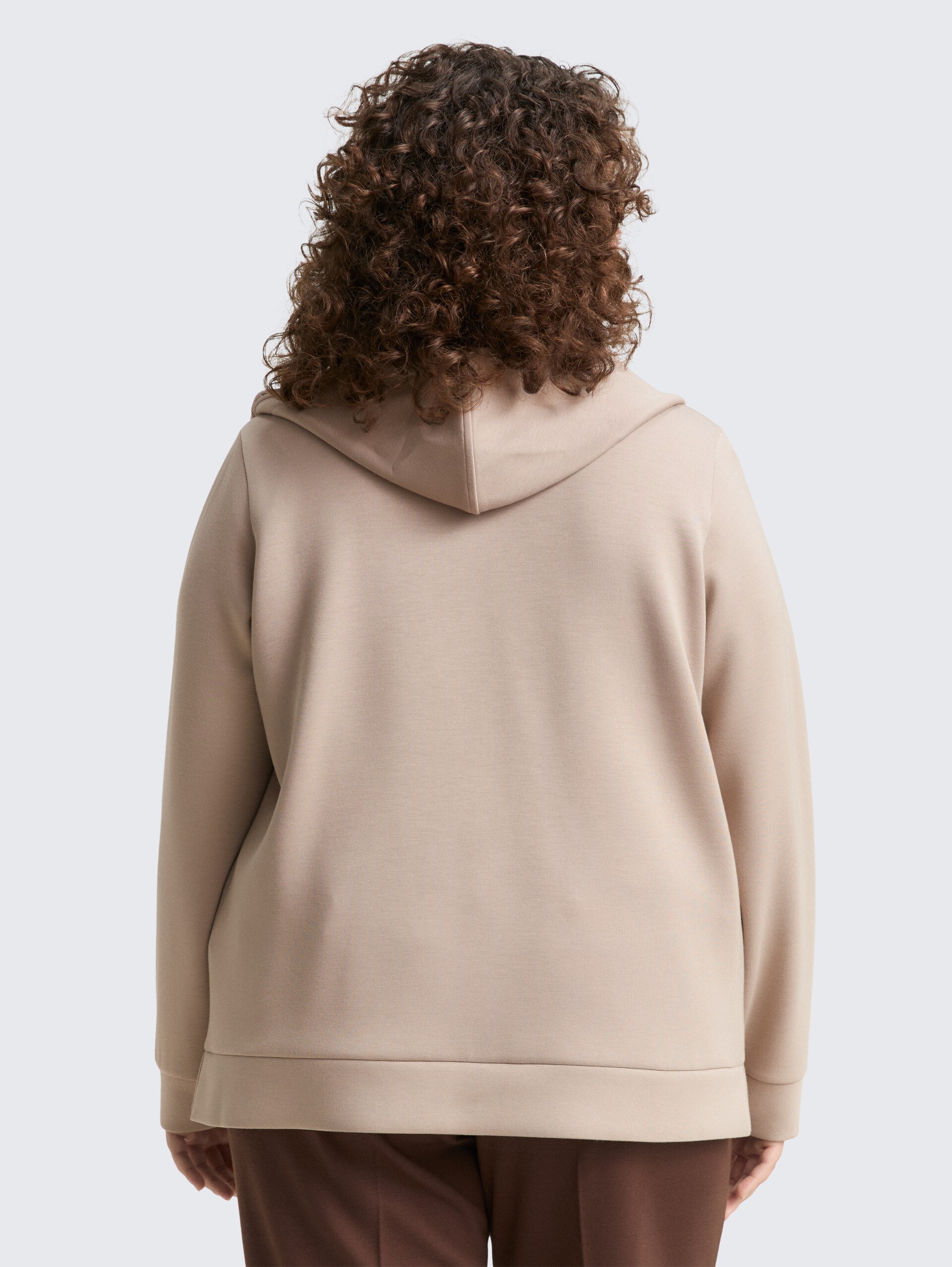 Plus Size - Hoodie Sweatjacke aus Scuba - soft taupe grey - Auschnitt Model-Rückansicht